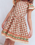Kleid zum Herumwirbeln mit Flatterärmeln-Bunt Holzblock Blumenmuster