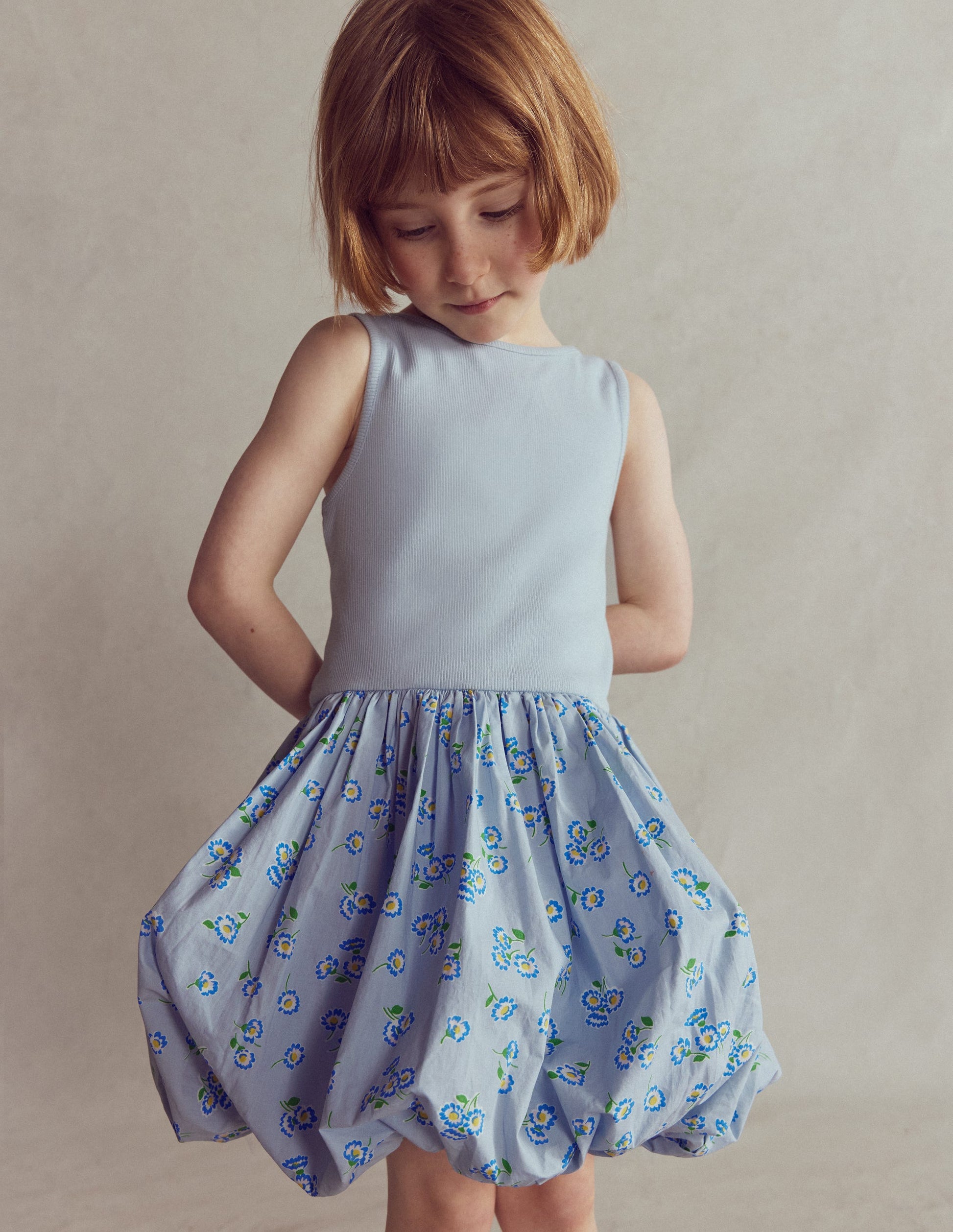 Rippstrick-Kleid mit Ballonsaum-Nebelblau Gänseblümchen-4