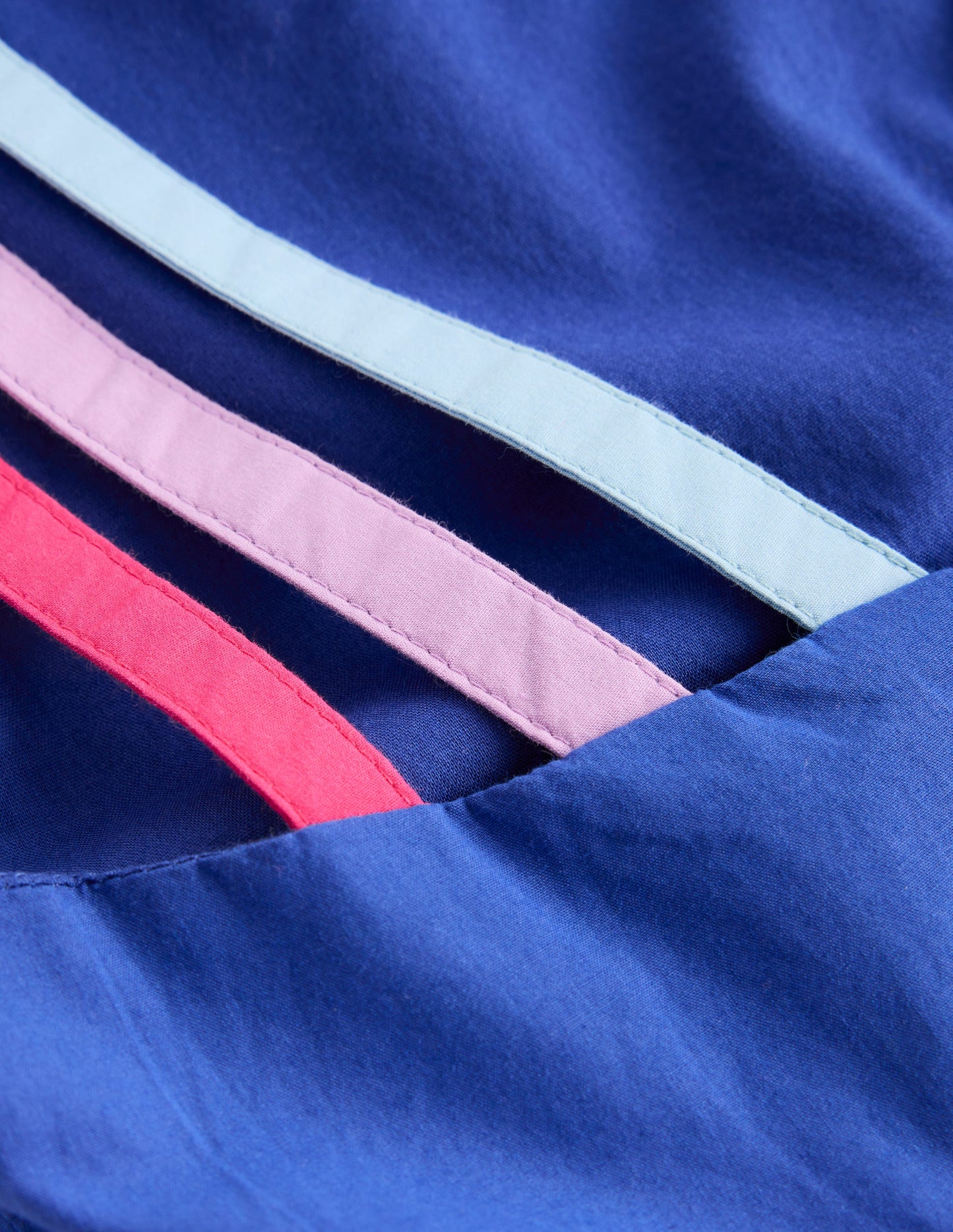 Ausgestelltes Trägerkleid mit bunten Trägern-Saphirblau Regenbogenfarben