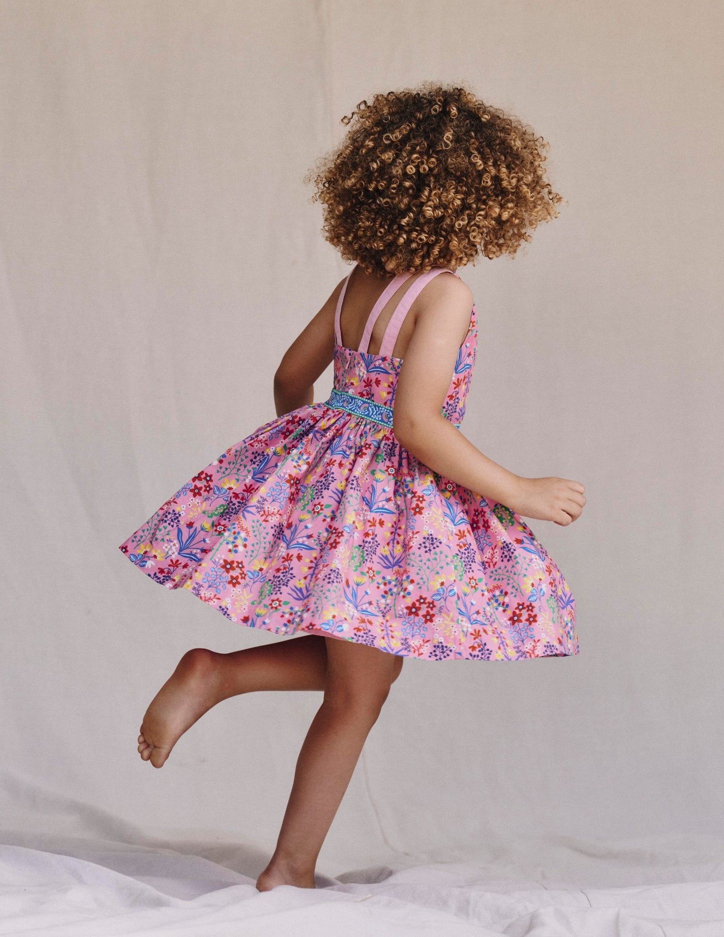 Ausgestelltes Trägerkleid mit bunten Trägern-Wiesenrosa Garten Blumenmuster