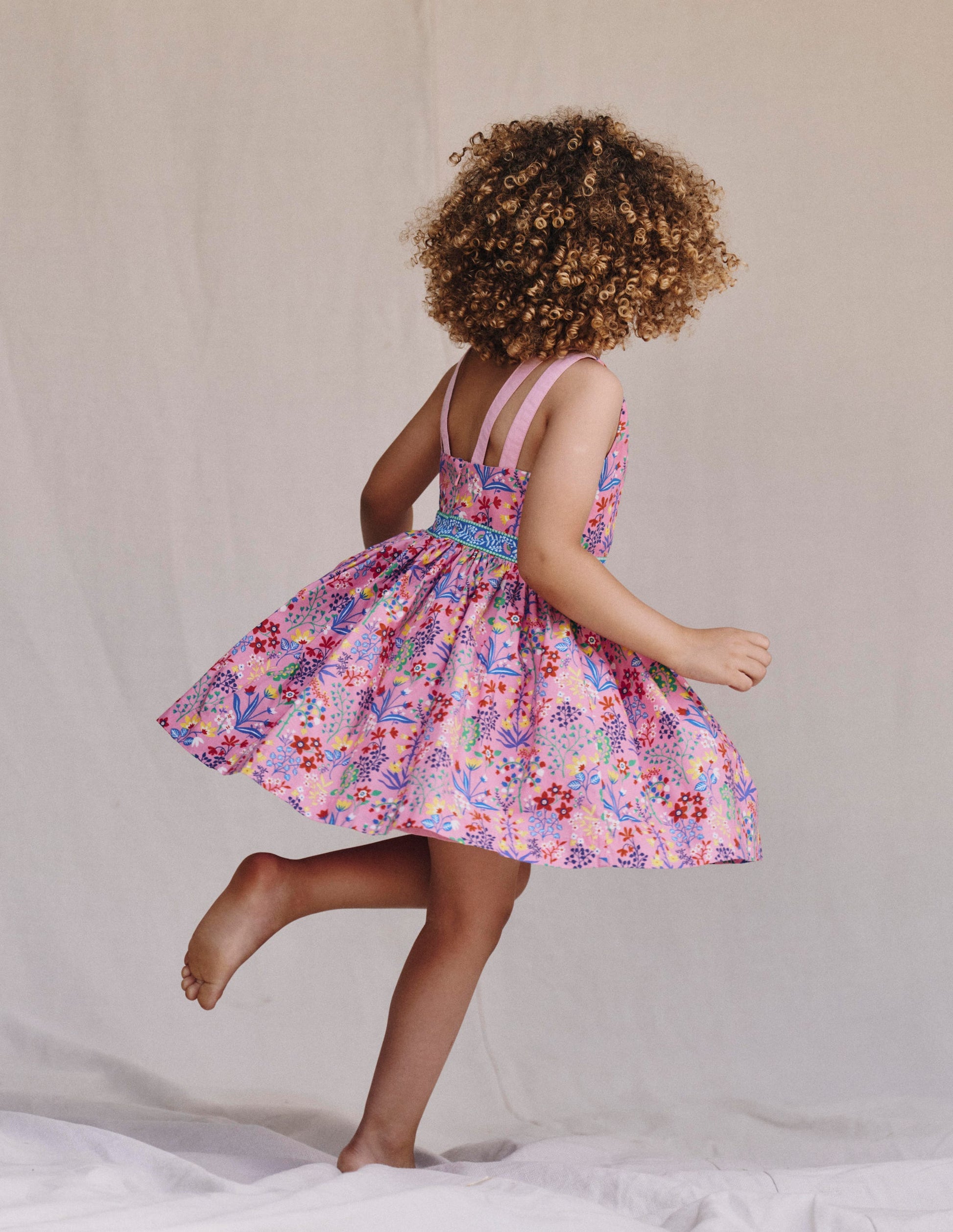 Ausgestelltes Trägerkleid mit bunten Trägern-Wiesenrosa Garten Blumenmuster-1