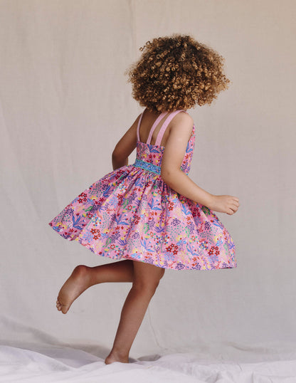 Ausgestelltes Trägerkleid mit bunten Trägern-Wiesenrosa Garten Blumenmuster-1