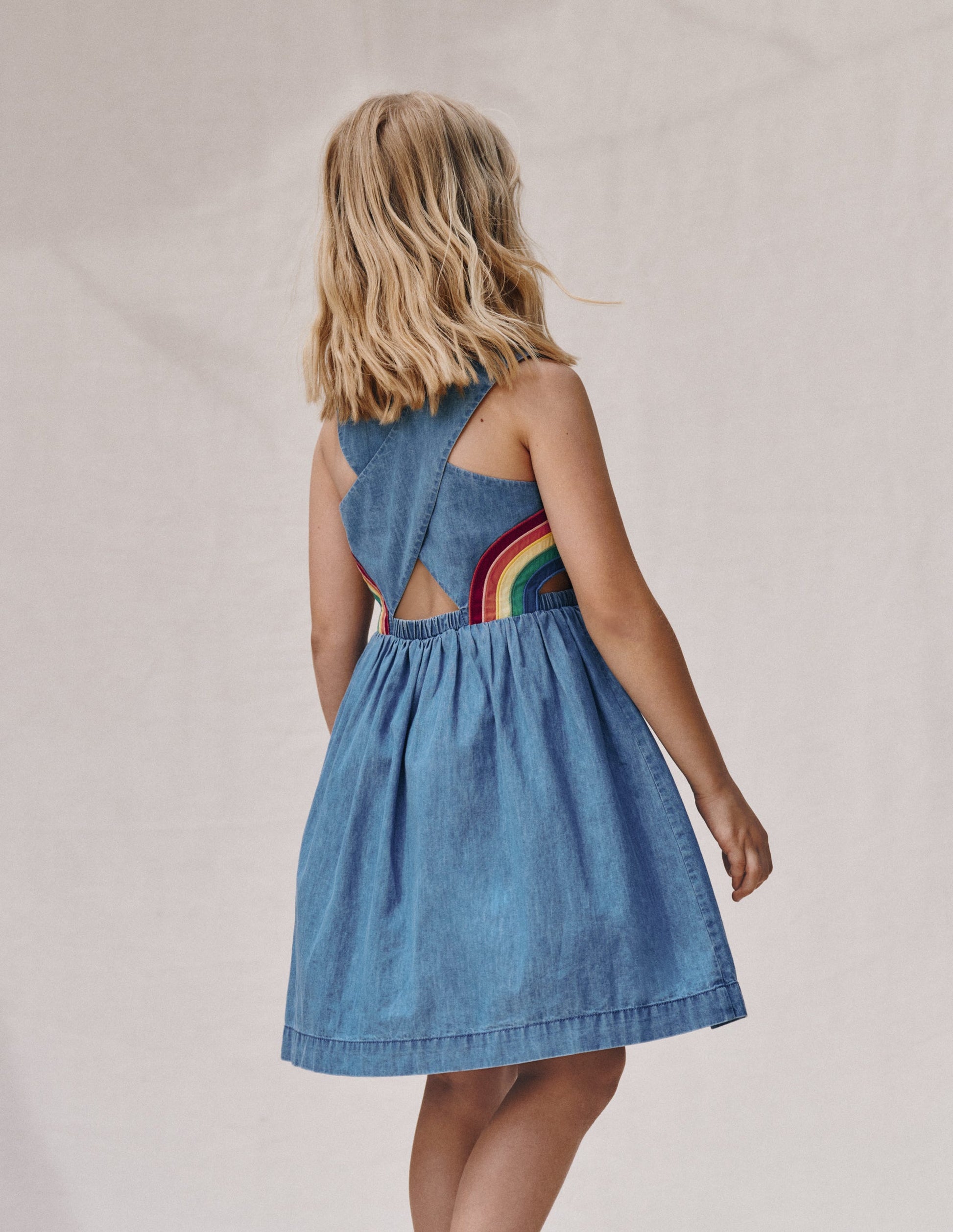 Kleid mit gekreuzten Trägern in Regenbogenfarben-Helle Waschung Regenbogen-1