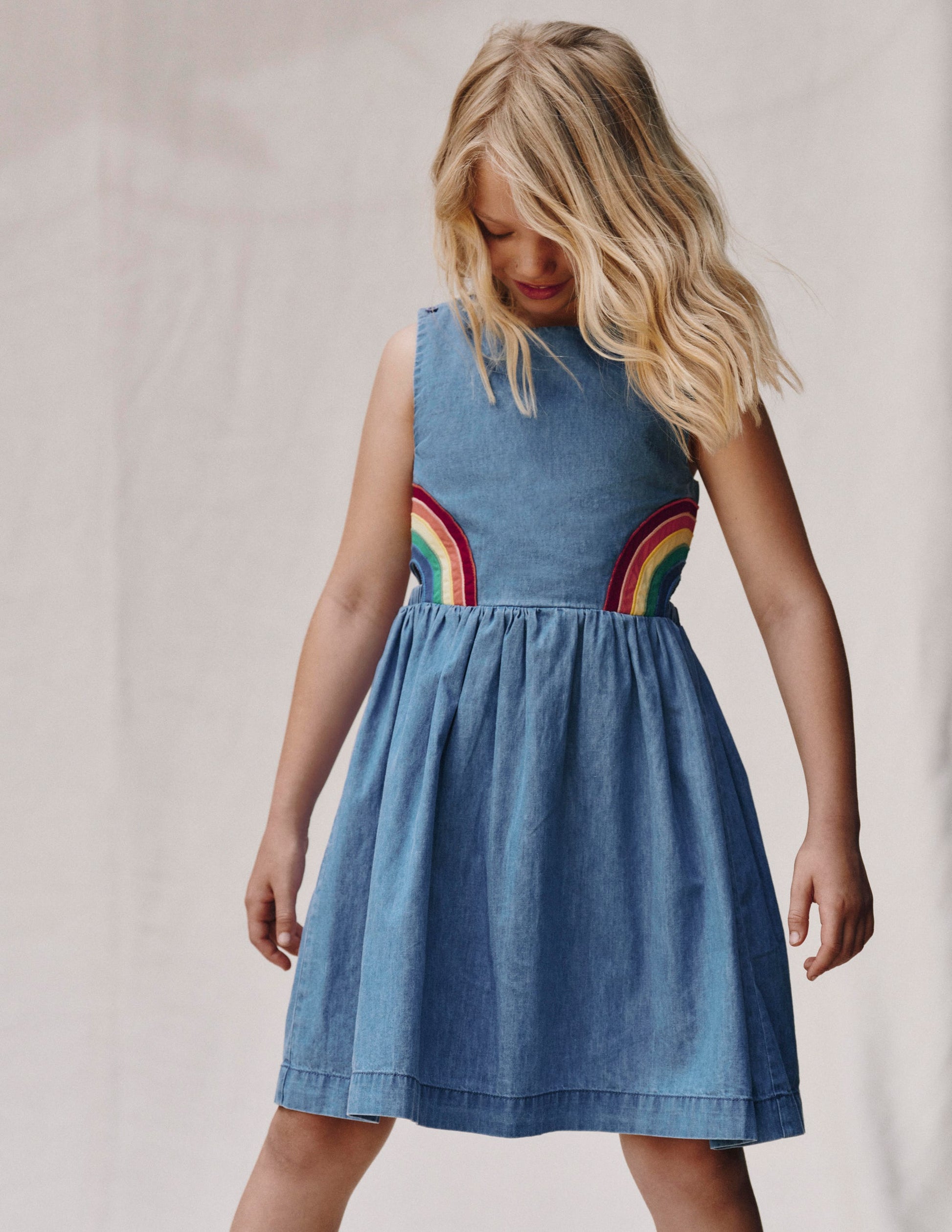 Kleid mit gekreuzten Trägern in Regenbogenfarben-Helle Waschung Regenbogen-2