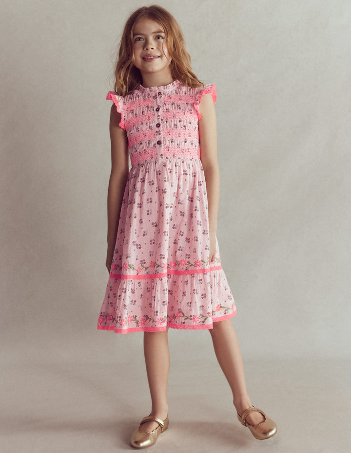 Midikleid mit gesmoktem Oberteil-Kreiderosa Gänseblümchenkette