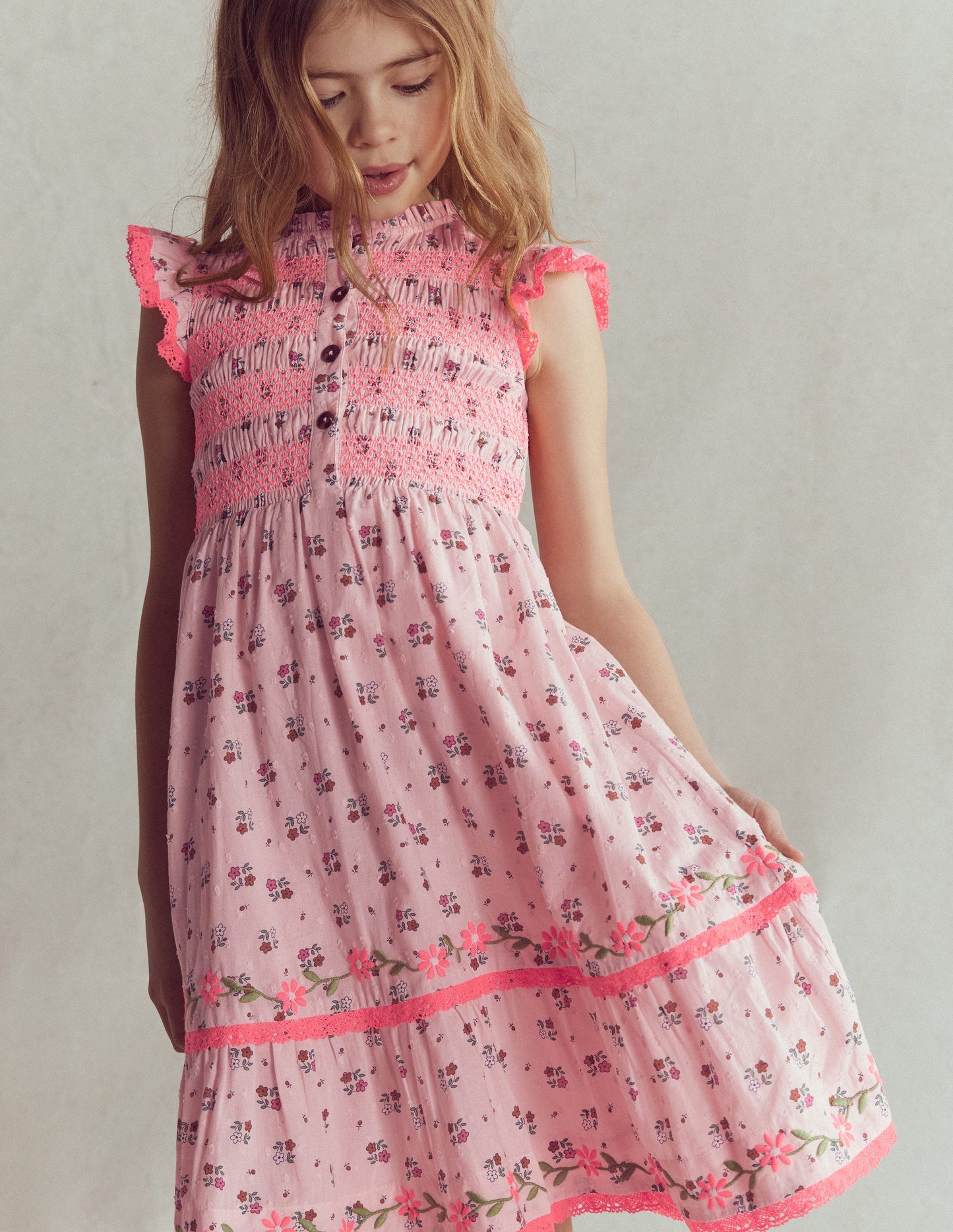 Midikleid mit gesmoktem Oberteil-Kreiderosa Gänseblümchenkette