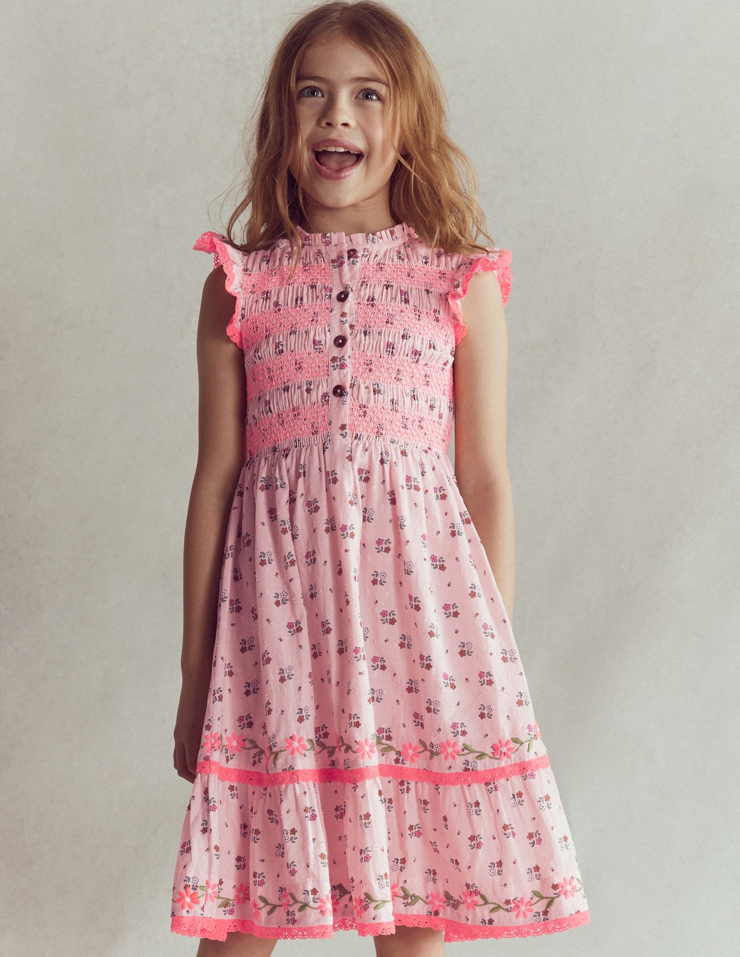 Midikleid mit gesmoktem Oberteil-Kreiderosa Gänseblümchenkette