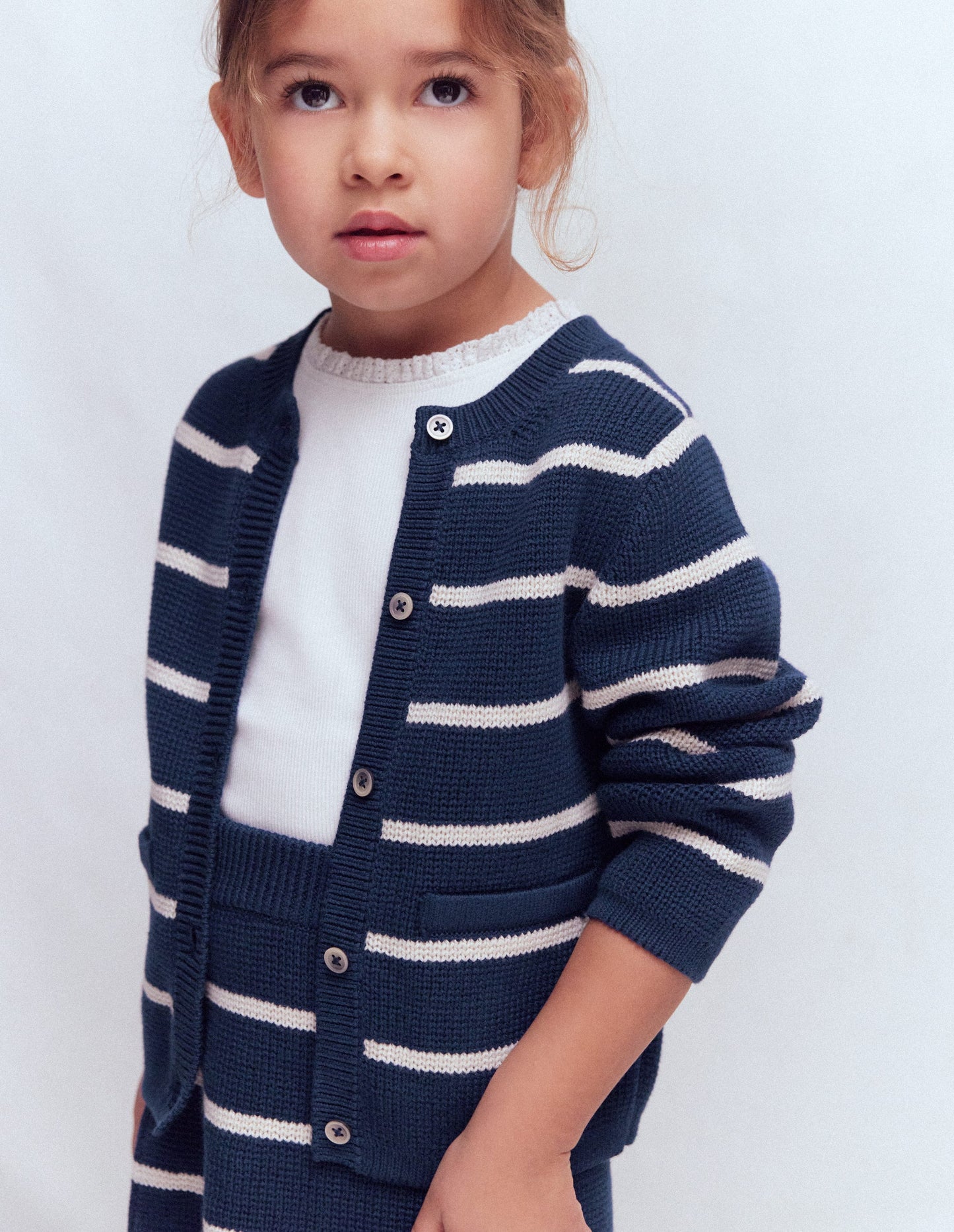 Strickjacke mit Rundhalsausschnitt-Schuluniform-Marineblau/Sanftes Naturweiß Streifen