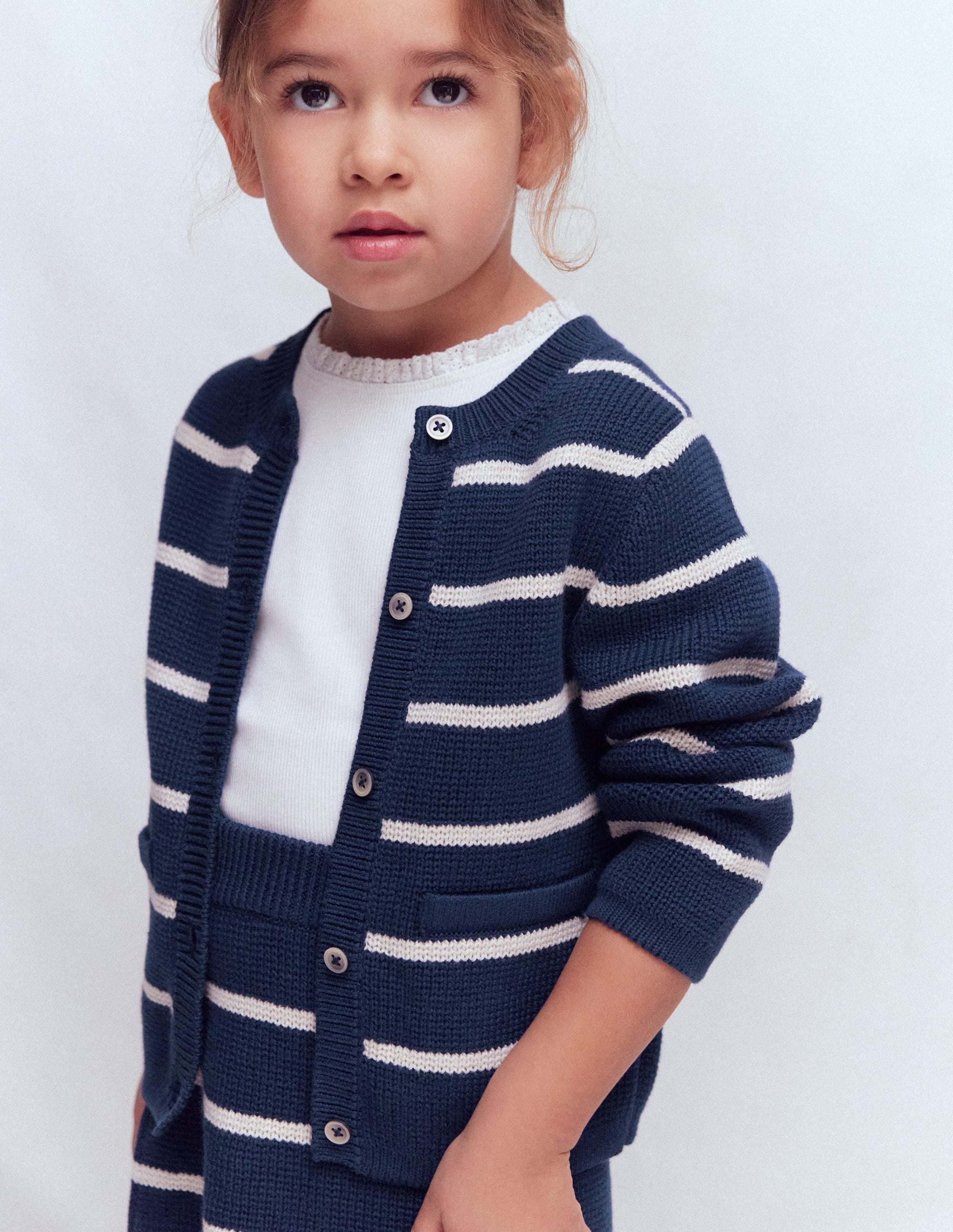 Strickjacke mit Rundhalsausschnitt-Schuluniform-Marineblau/Sanftes Naturweiß Streifen - Image 2