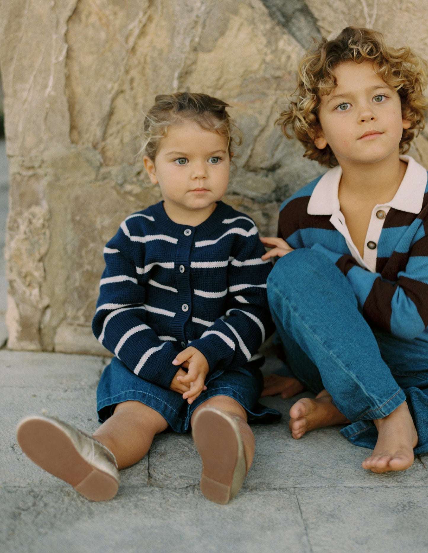Strickjacke mit Rundhalsausschnitt-Schuluniform-Marineblau/Sanftes Naturweiß Streifen