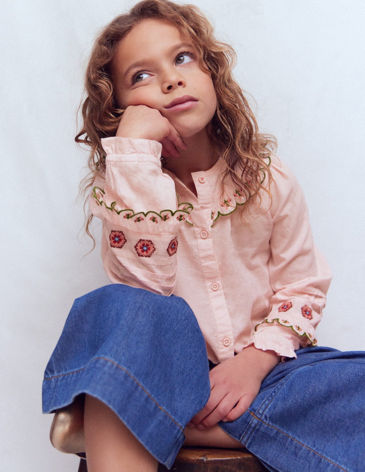 Bluse mit Rüschenpasse-Lotus Stickerei