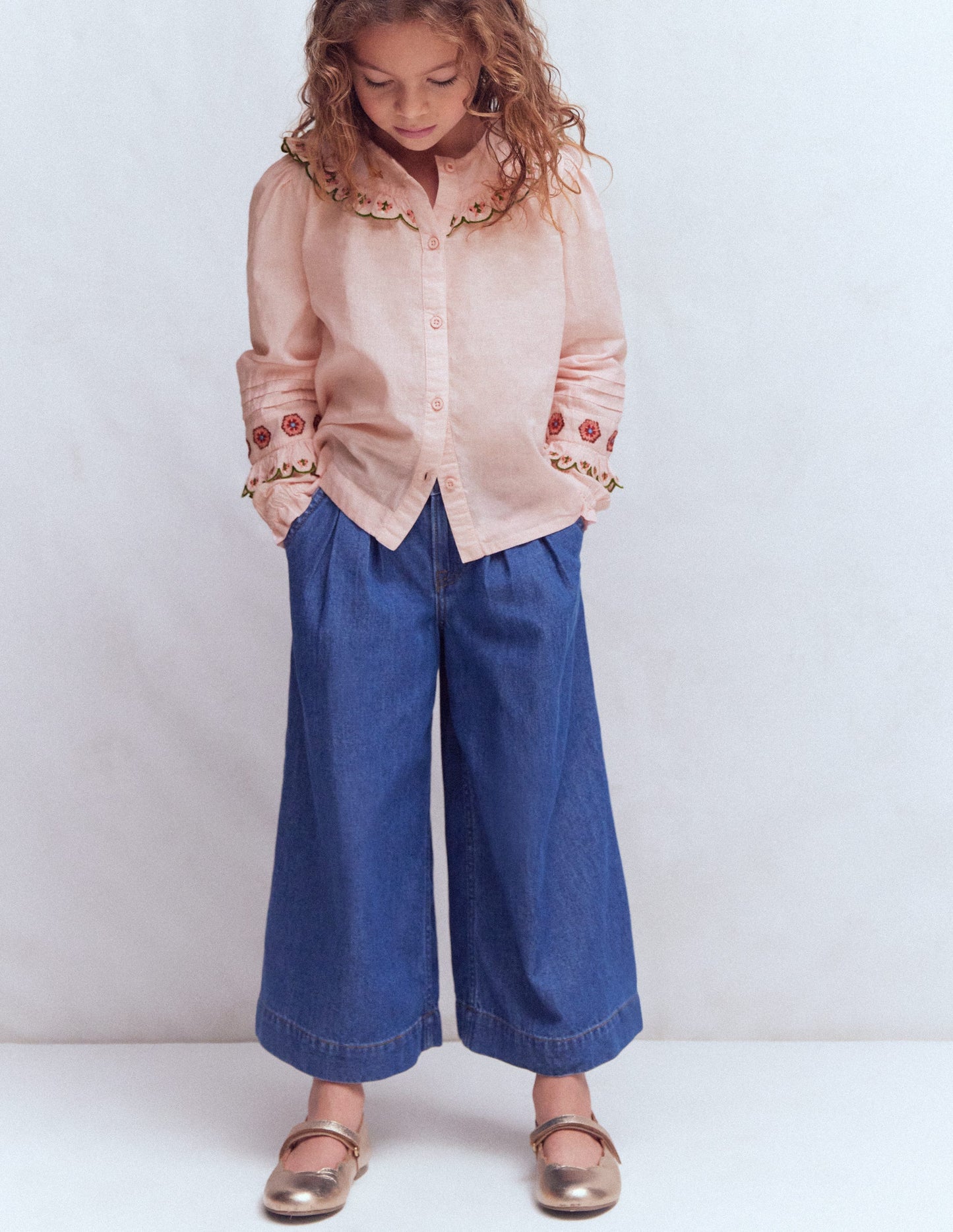 Bluse mit Rüschenpasse-Lotus Stickerei