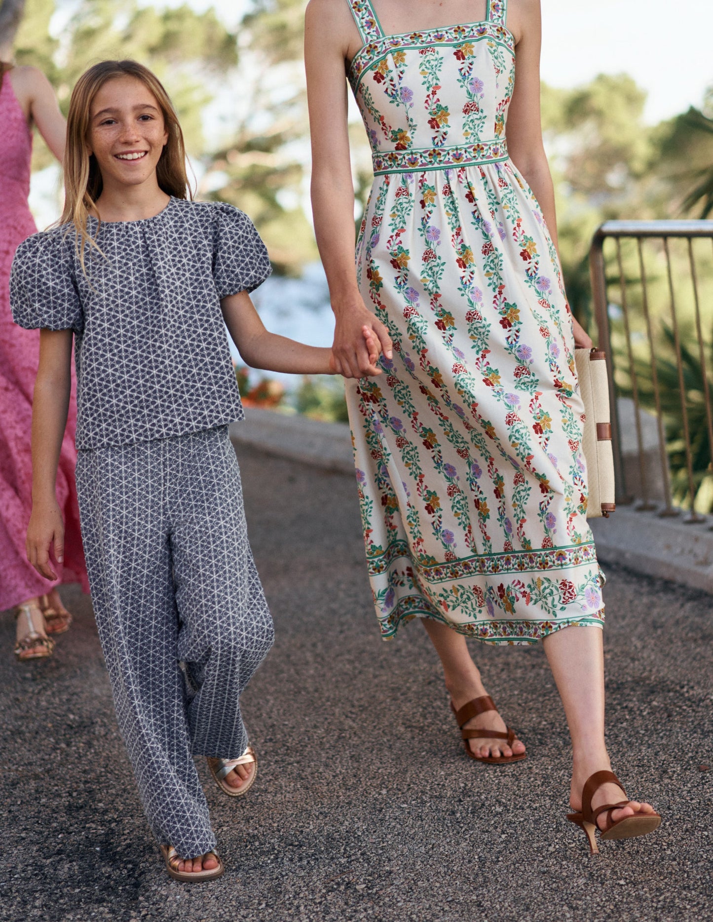 Gewebtes Oberteil mit Puffärmeln-Chambray Lochstickerei