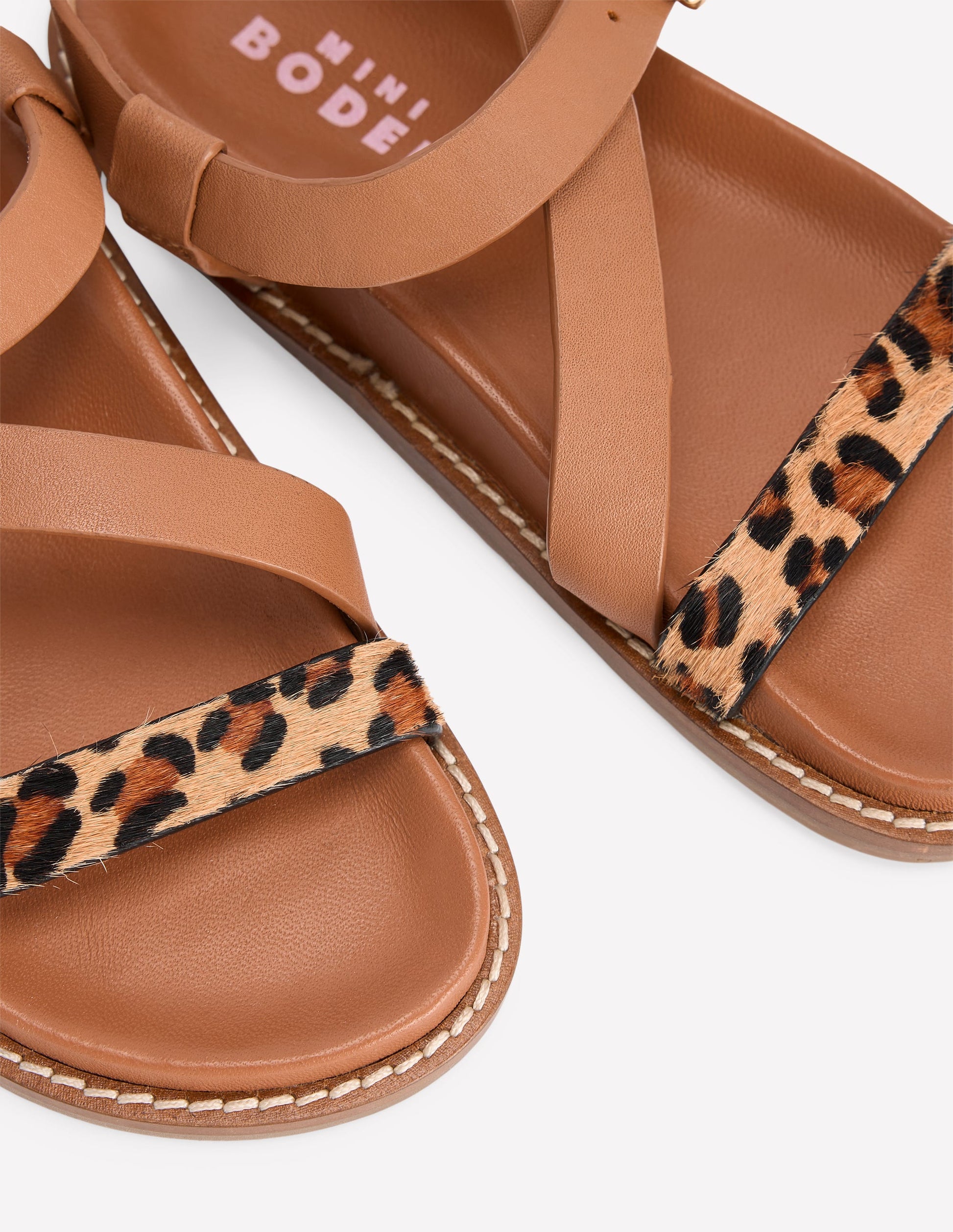 Asymmetrische Sandalen mit gekreuzten Riemen-Hellbraun-3