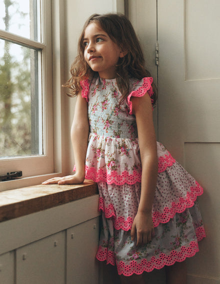 Gewebtes Stufenkleid mit Spitze-Festivalrosa Winzige Rosen