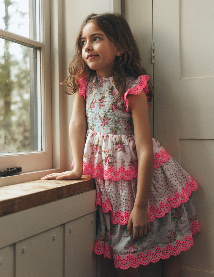 Gewebtes Stufenkleid mit Spitze-Festivalrosa Winzige Rosen