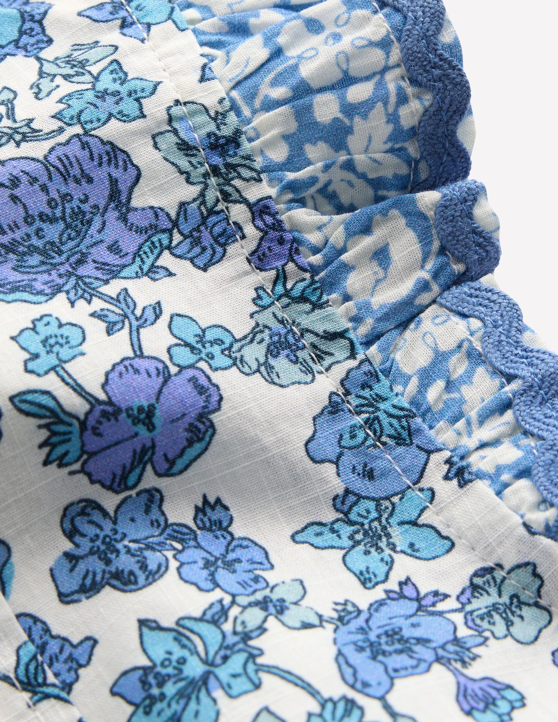 Flatterndes Oberteil mit durchgehender Knopfleiste-Kuddelmuddel Blumenmuster-3