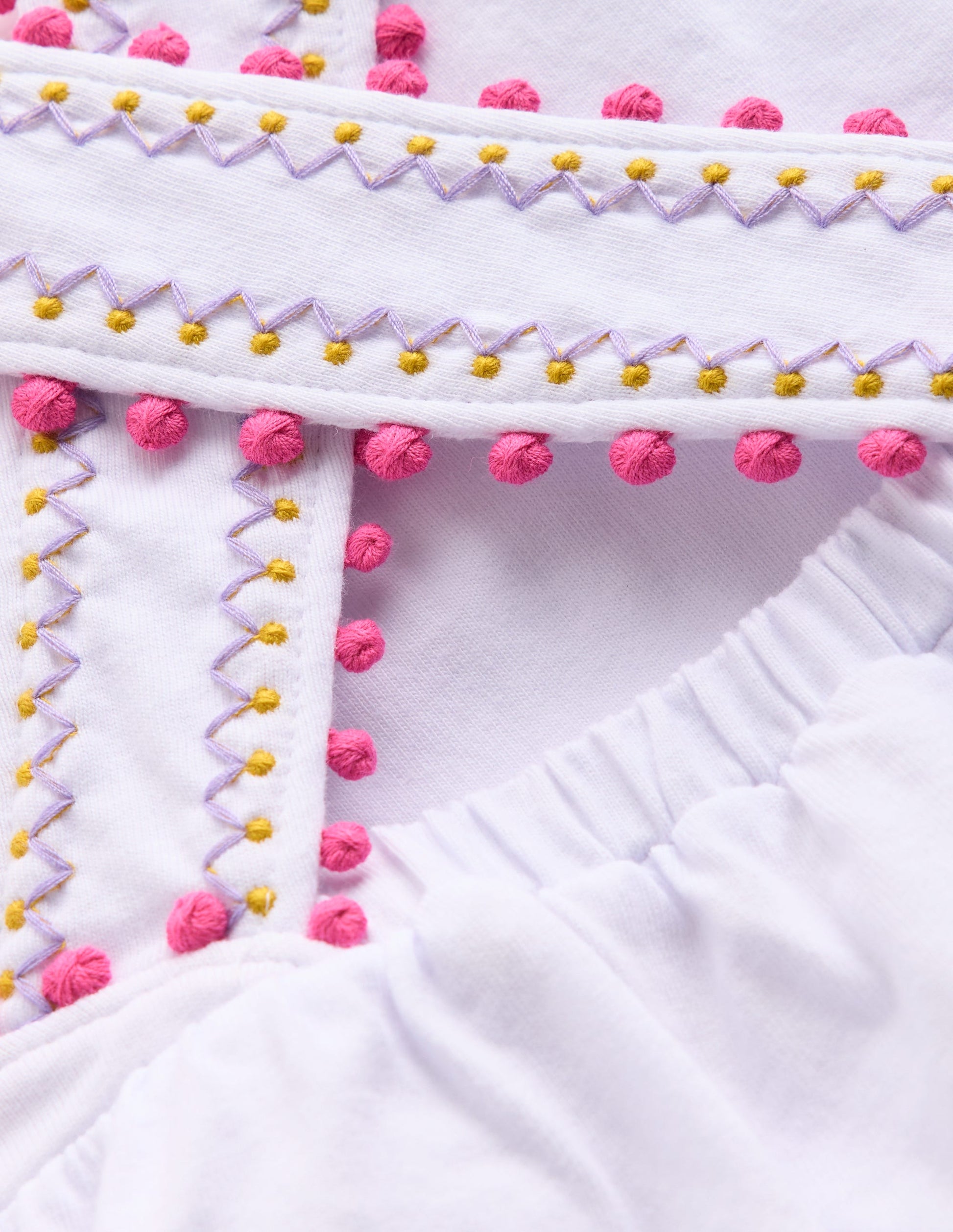 Oberteil mit überkreuzten Rückenträgern und Bommelbesatz-Weiß-3