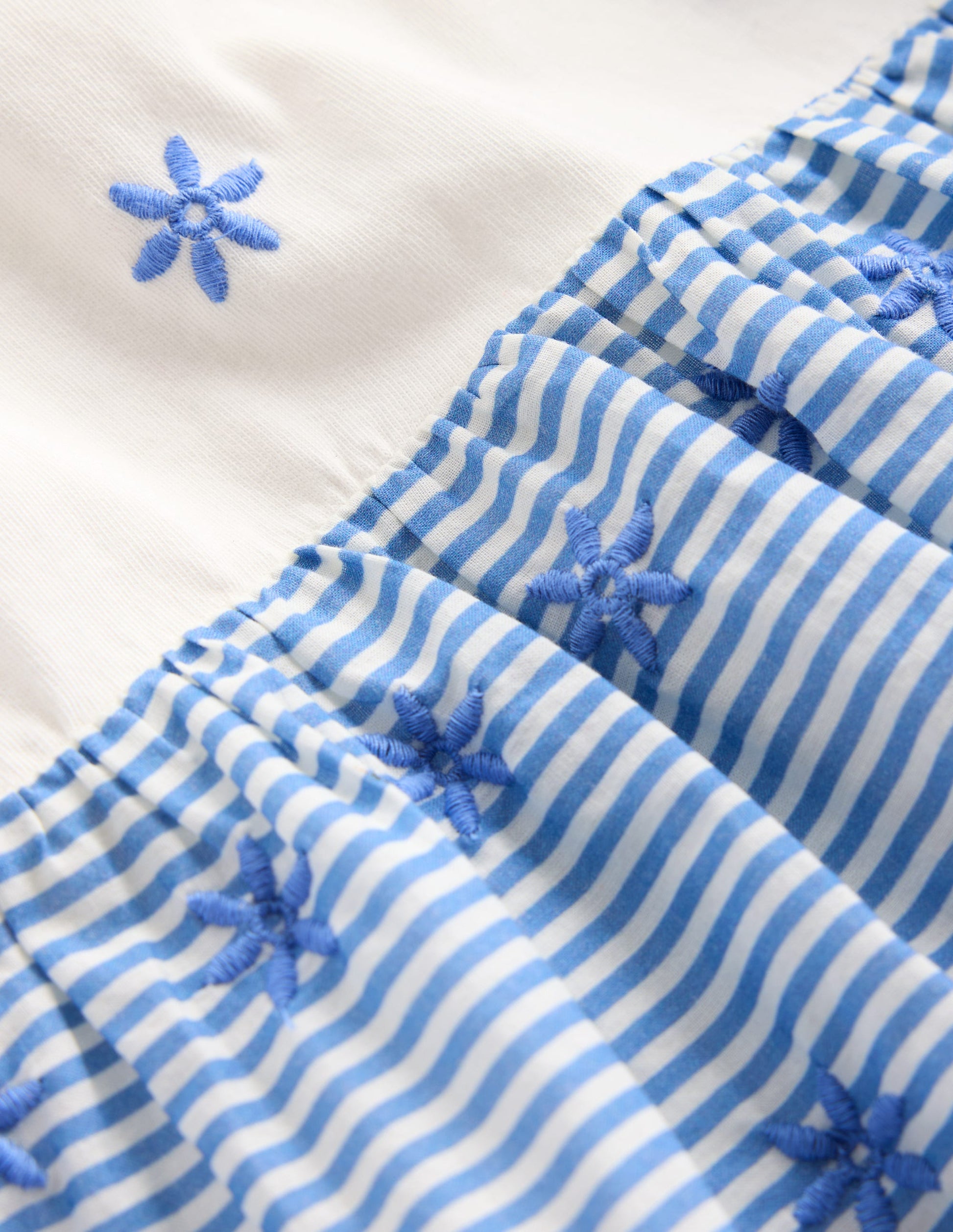 Top aus Stoffmix mit Lochstickerei-Blau, Feine Streifen-3