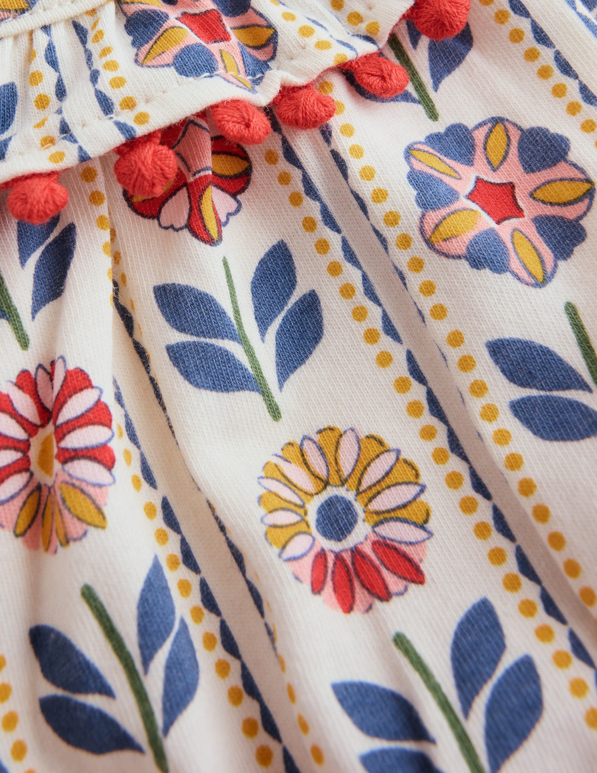 Kleid mit Rüschenausschnitt-Sanftes Naturweiß Holzblock Blumenmuster - Image 3