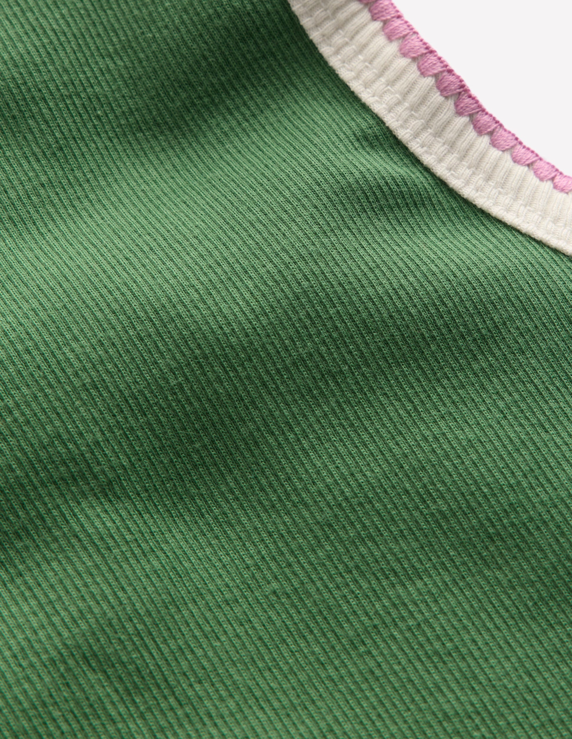 Geripptes Top mit Häkelbesatz-Weidengrün-4