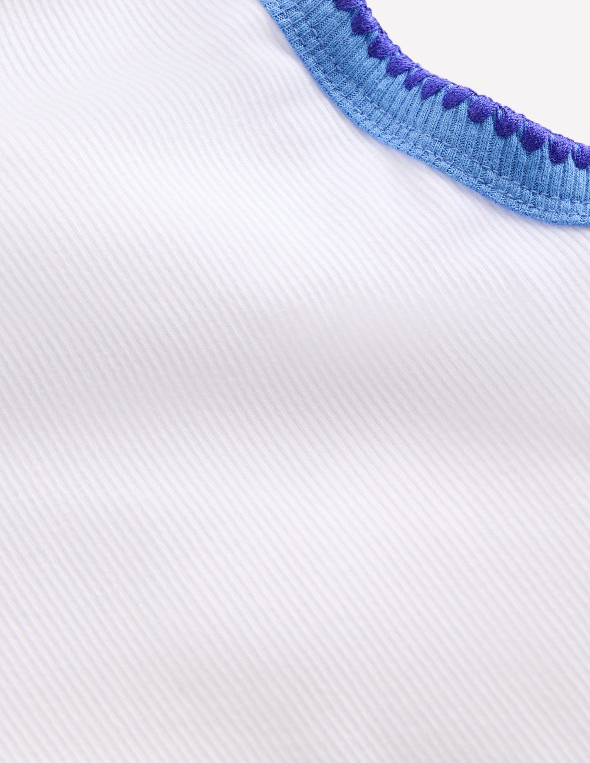 Geripptes Top mit Häkelbesatz-Weiß-3