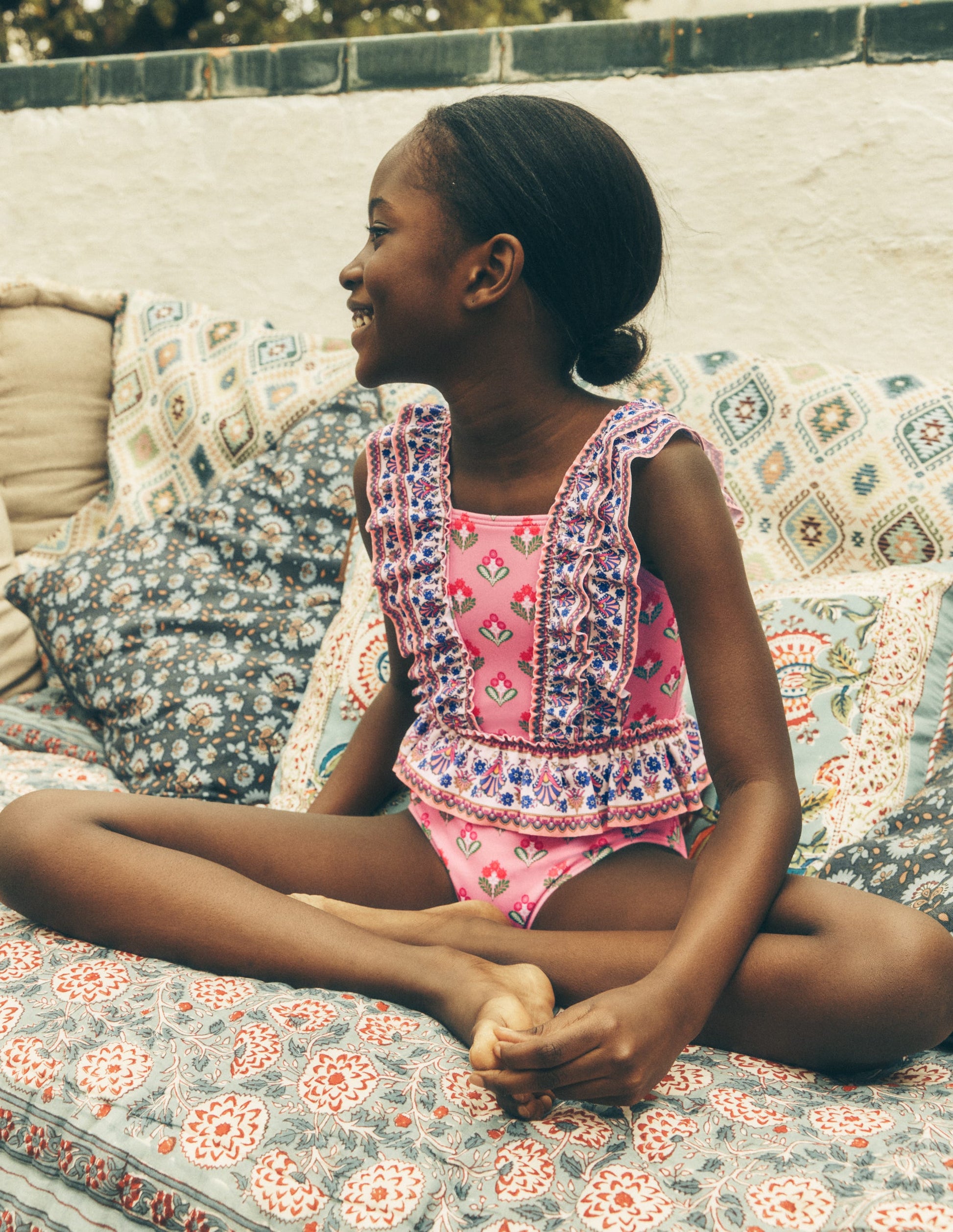 Badeanzug mit Rüschen und Schößchen-Rosa Bunt Holzblock-1
