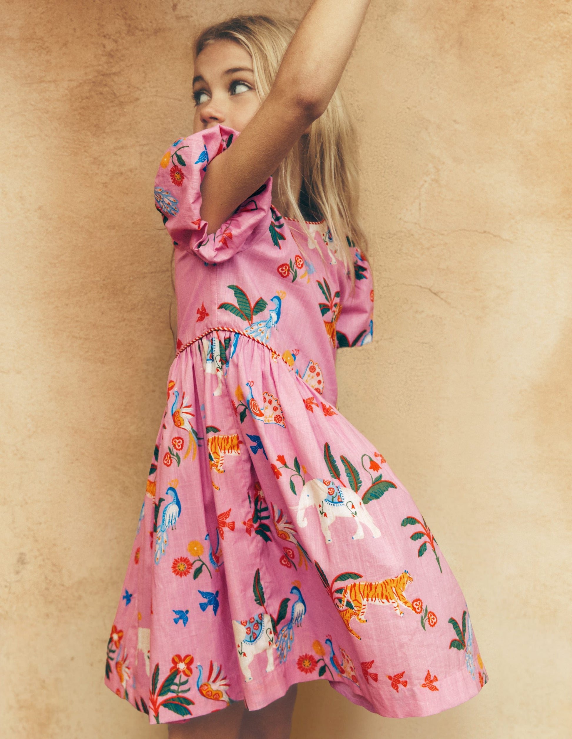 Gewebtes Kleid mit V-Ausschnitt-Kirschblütenrosa Tropische Tiere-1