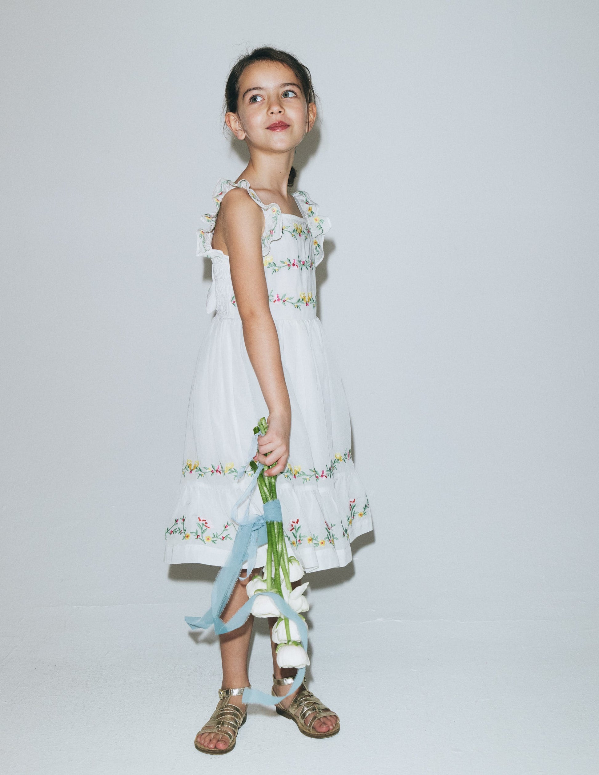 Gesmoktes Kleid mit Stickerei und Schleife-Sanftes Naturweiß-1