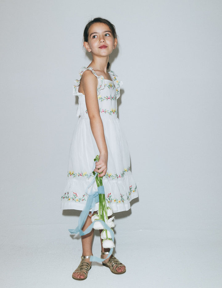 Gesmoktes Kleid mit Stickerei und Schleife-Sanftes Naturweiß