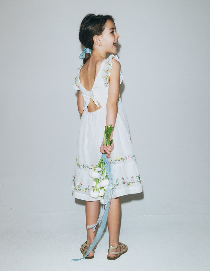 Gesmoktes Kleid mit Stickerei und Schleife-Sanftes Naturweiß