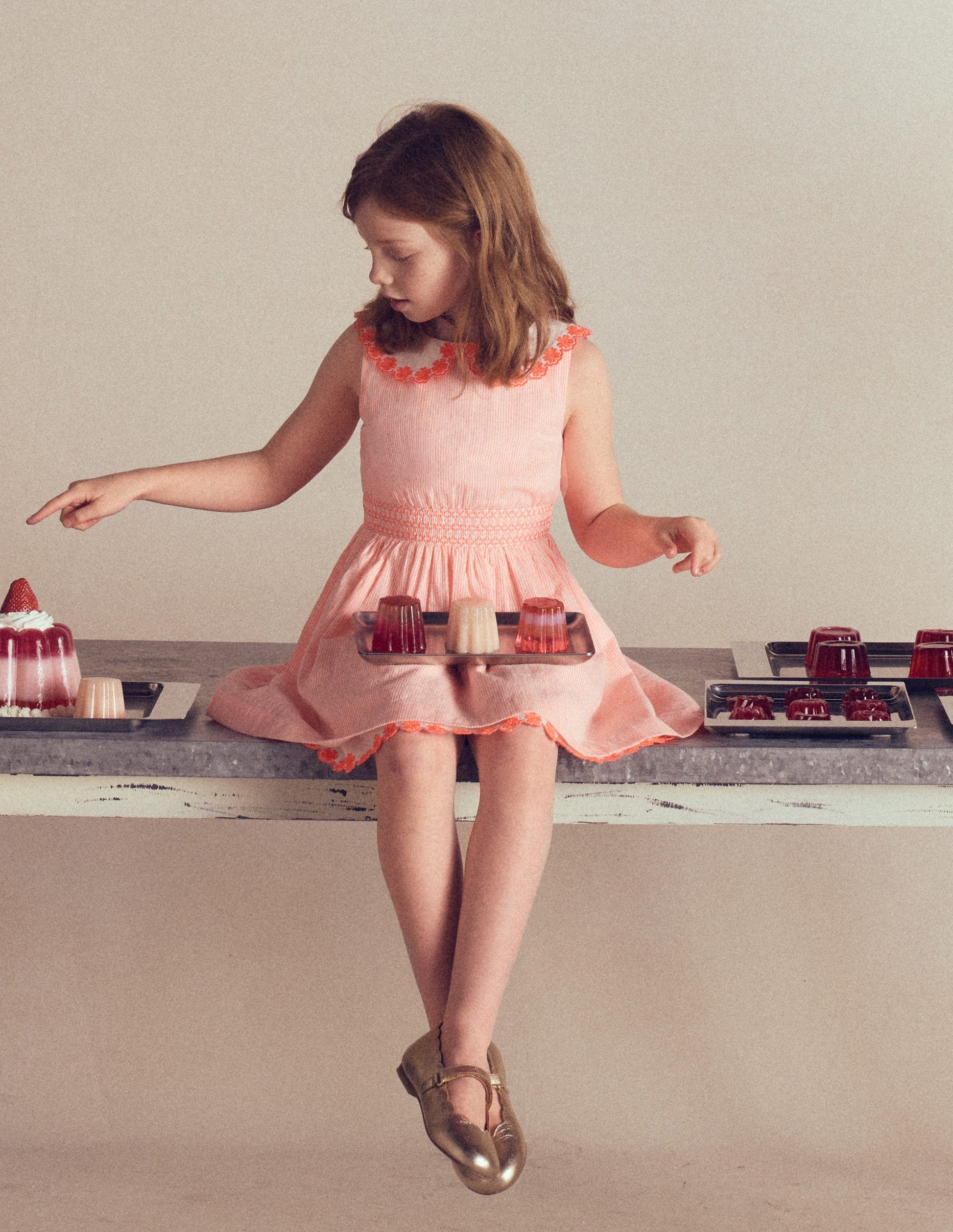 Nostalgisches Kleid mit Lochstickerei-Neon Koralle Seersucker-4