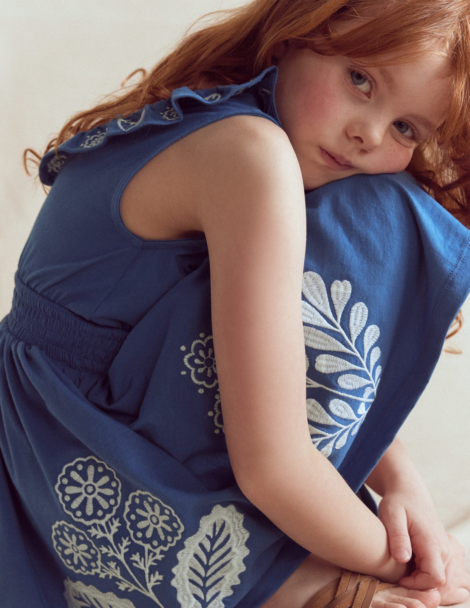 Robe brodée à dos en V-Broderie bleu vif-1