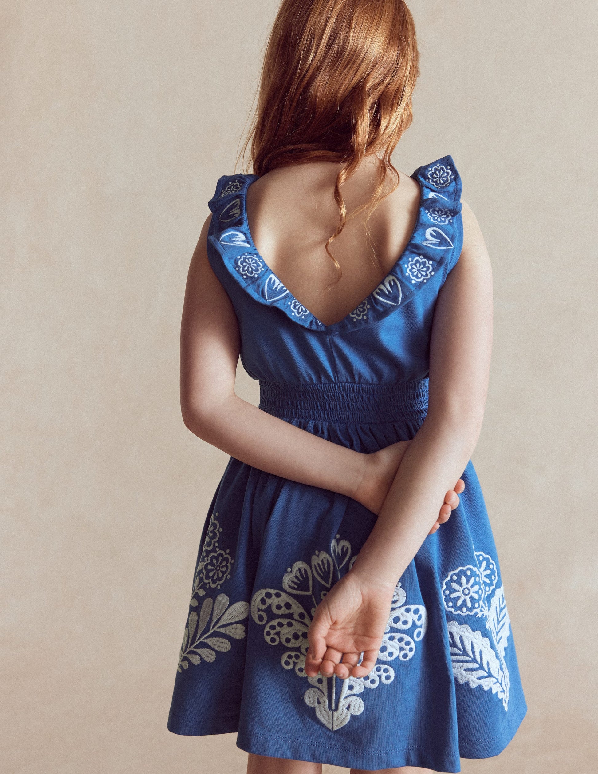 Robe brodée à dos en V-Broderie bleu vif-2