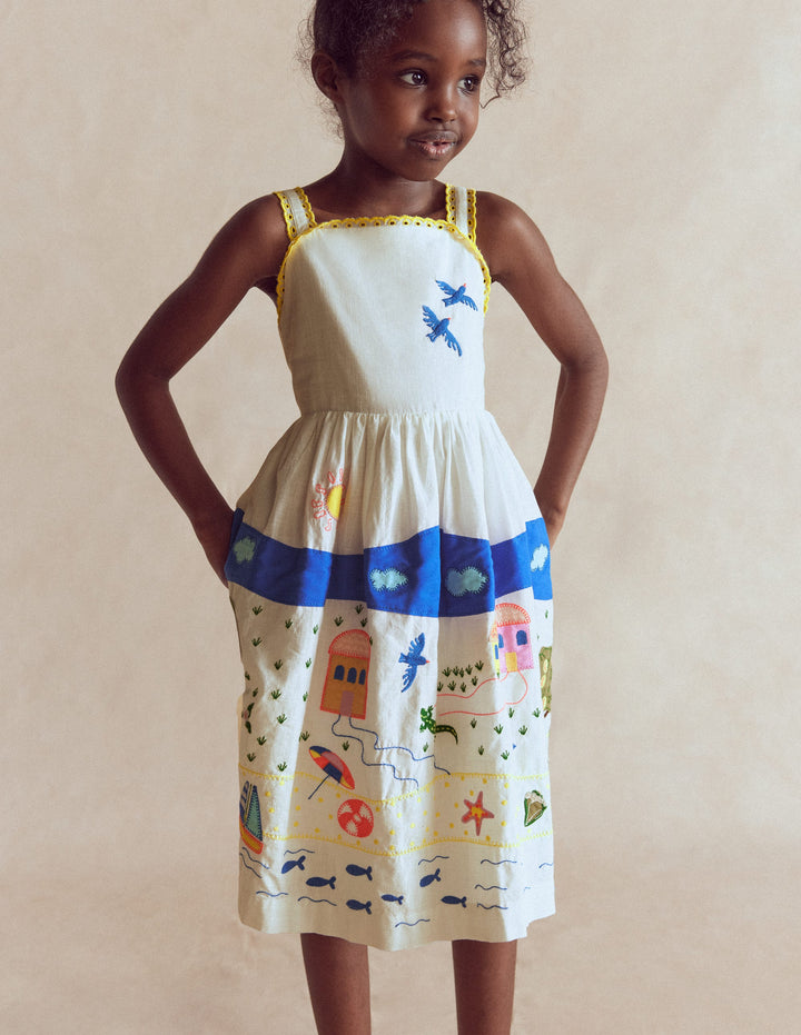 Sommerkleid mit Logo-Sanftes Naturweiß Szene im Freien