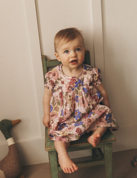 Gerafftes, gewebtes Kleid-Mittelrosa Blumenmuster