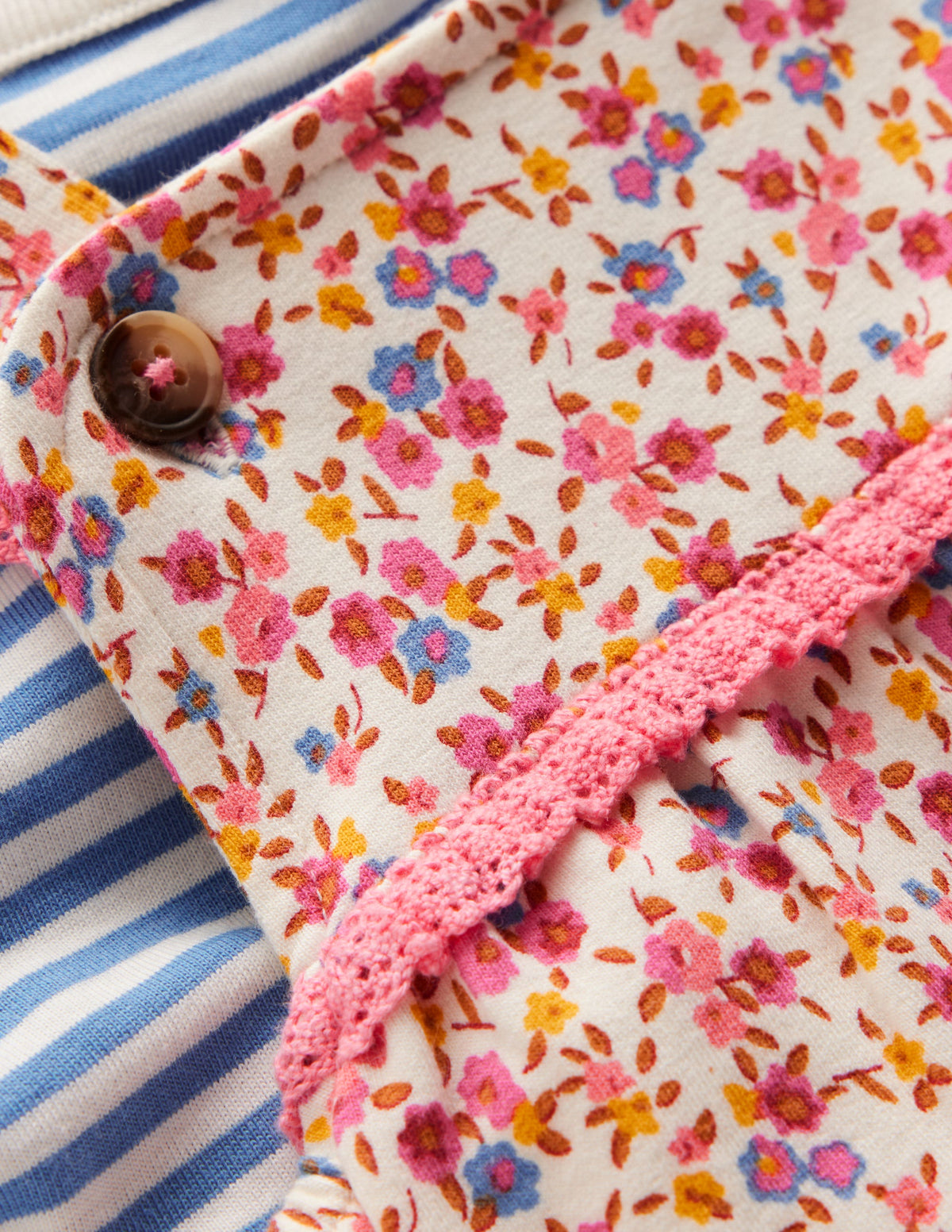 Kurze Jersey-Latzhose-Rosa, Filigranes Blumenmuster - Image 3