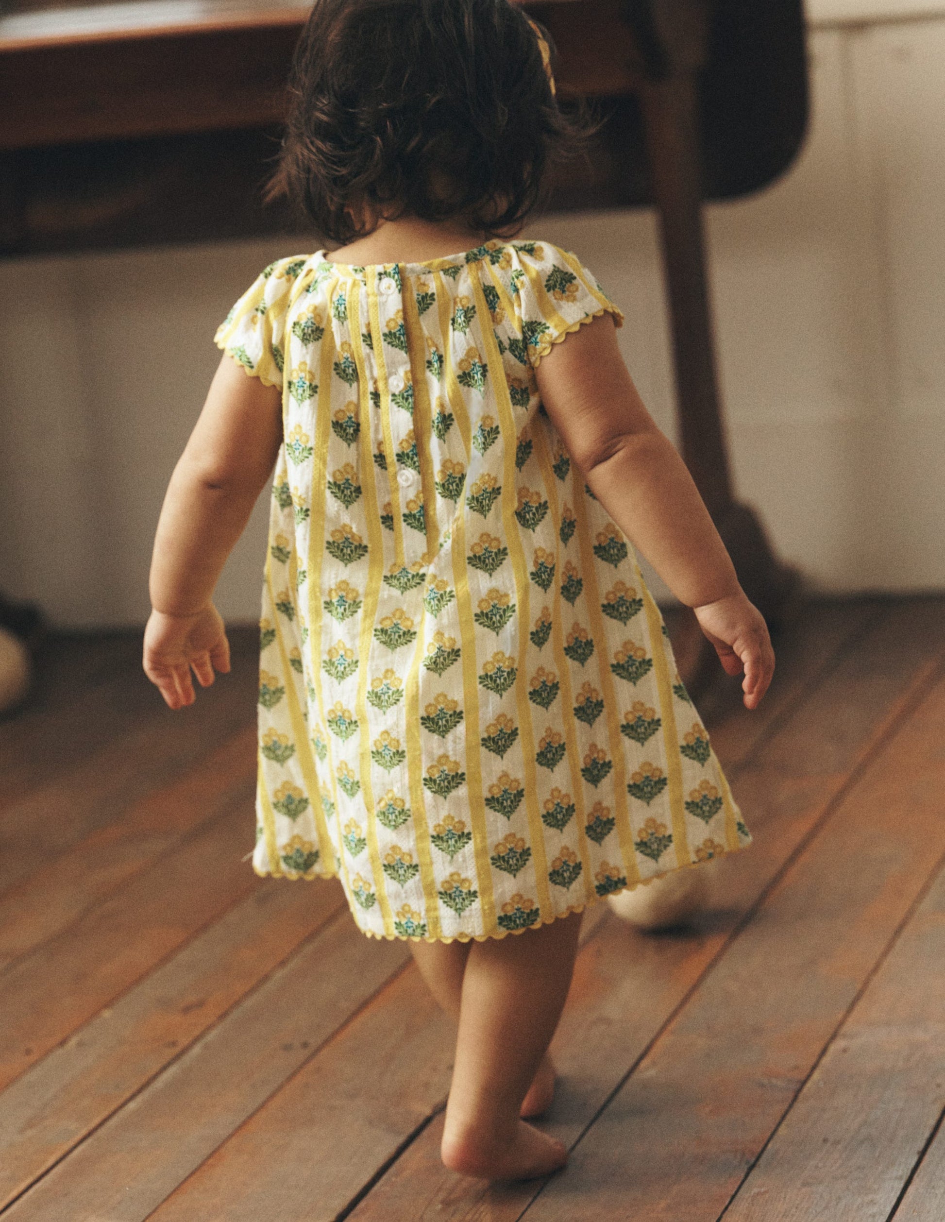 Robe aérienne froncée-Tige de fleur jaune-4