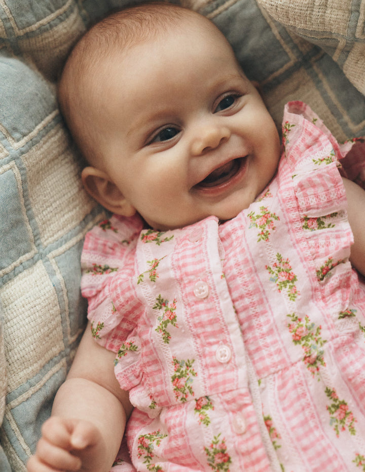 Kurzer, weit geschnittener Strampler mit Rüschen-Rosa Vichykaro Blumenmuster