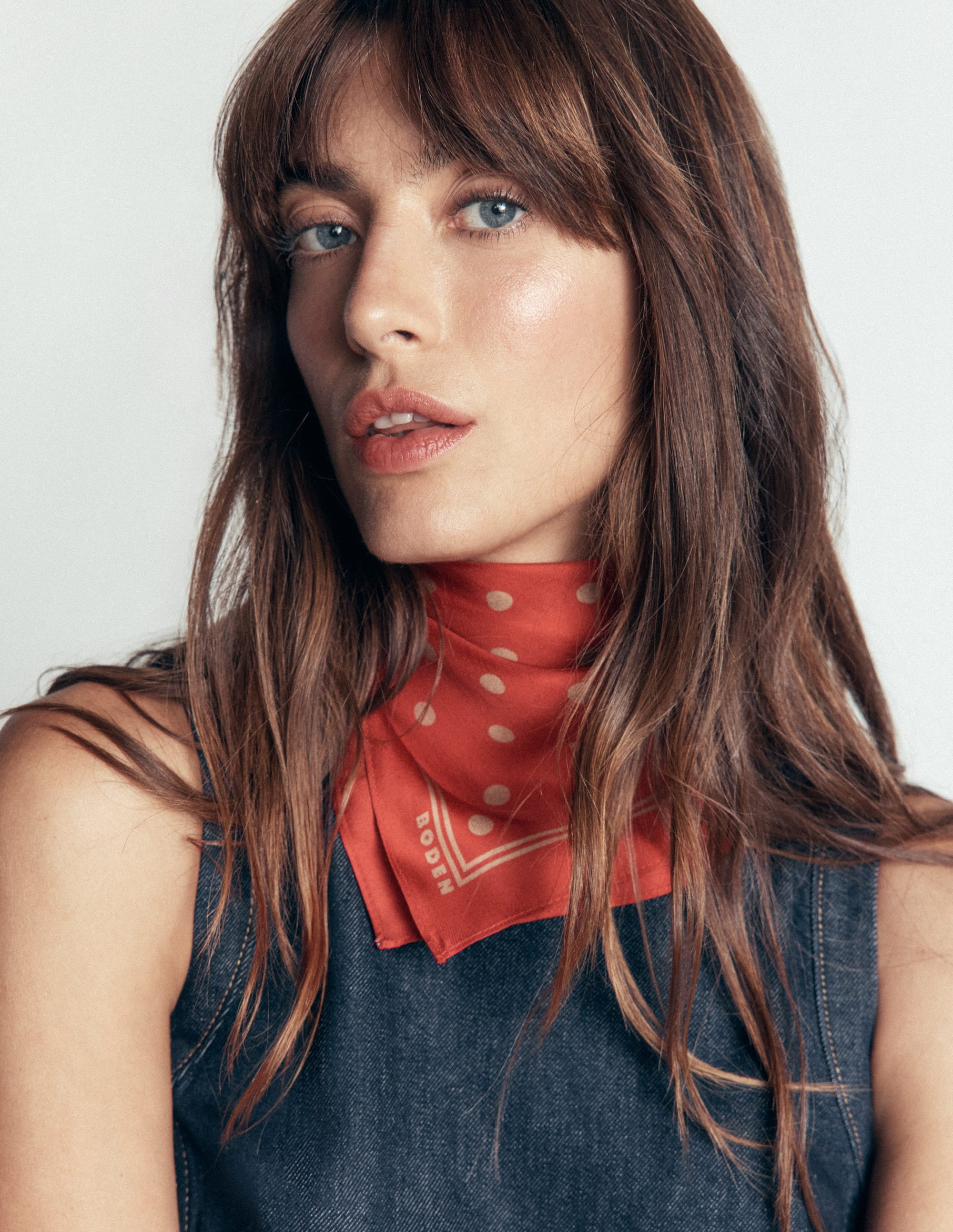 Elisabeth Quadratischer Seidenschal-Rot, Camel Punkte - Image 2