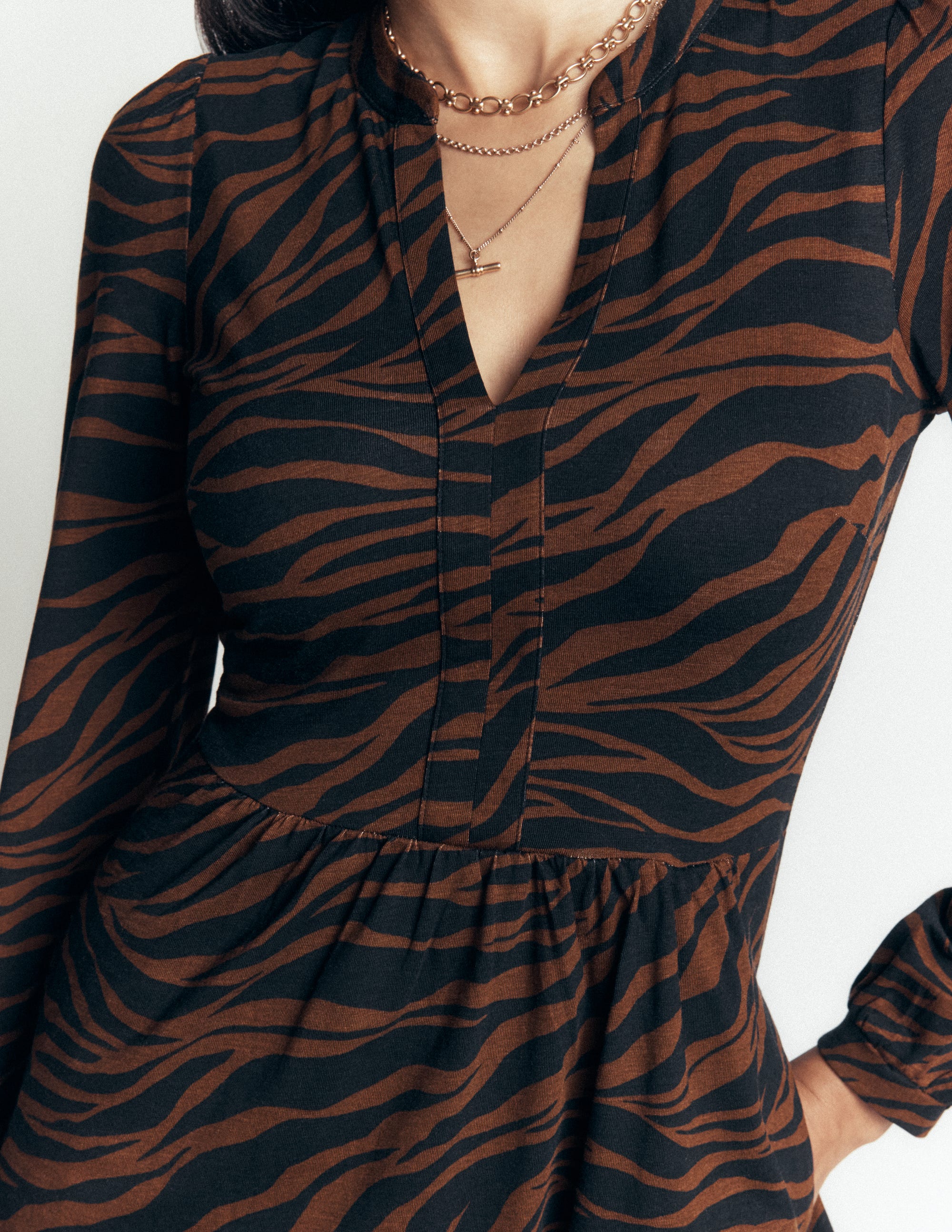 Naomi Lockeres Jerseykleid-Umbra, Zebra Swirl-Motiv - Image 2