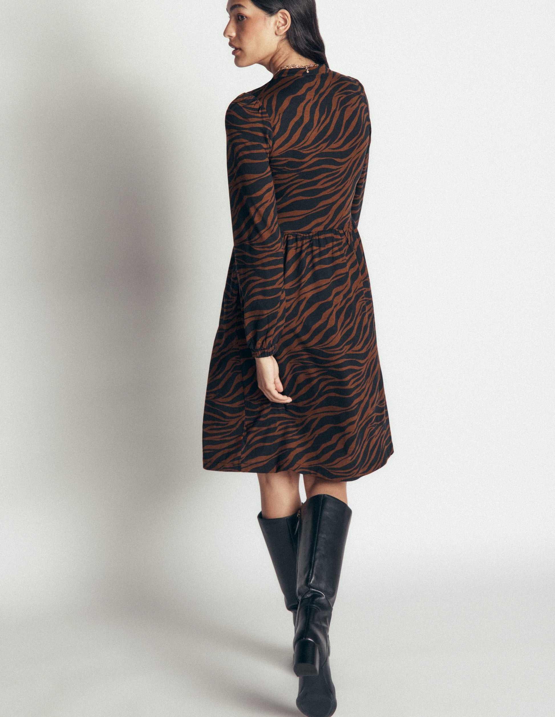 Naomi Lockeres Jerseykleid-Umbra, Zebra Swirl-Motiv-3