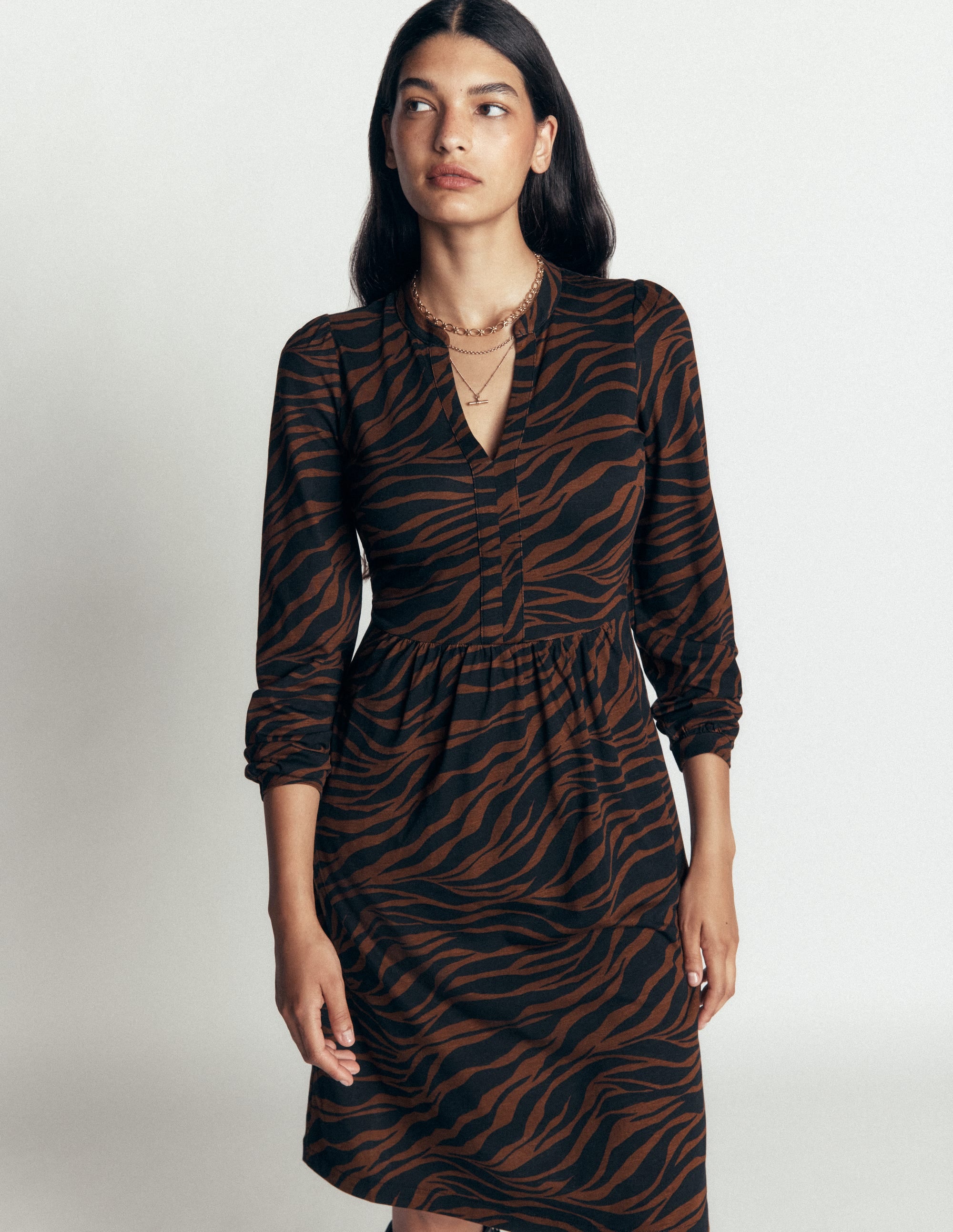 Naomi Lockeres Jerseykleid-Umbra, Zebra Swirl-Motiv - Image 4