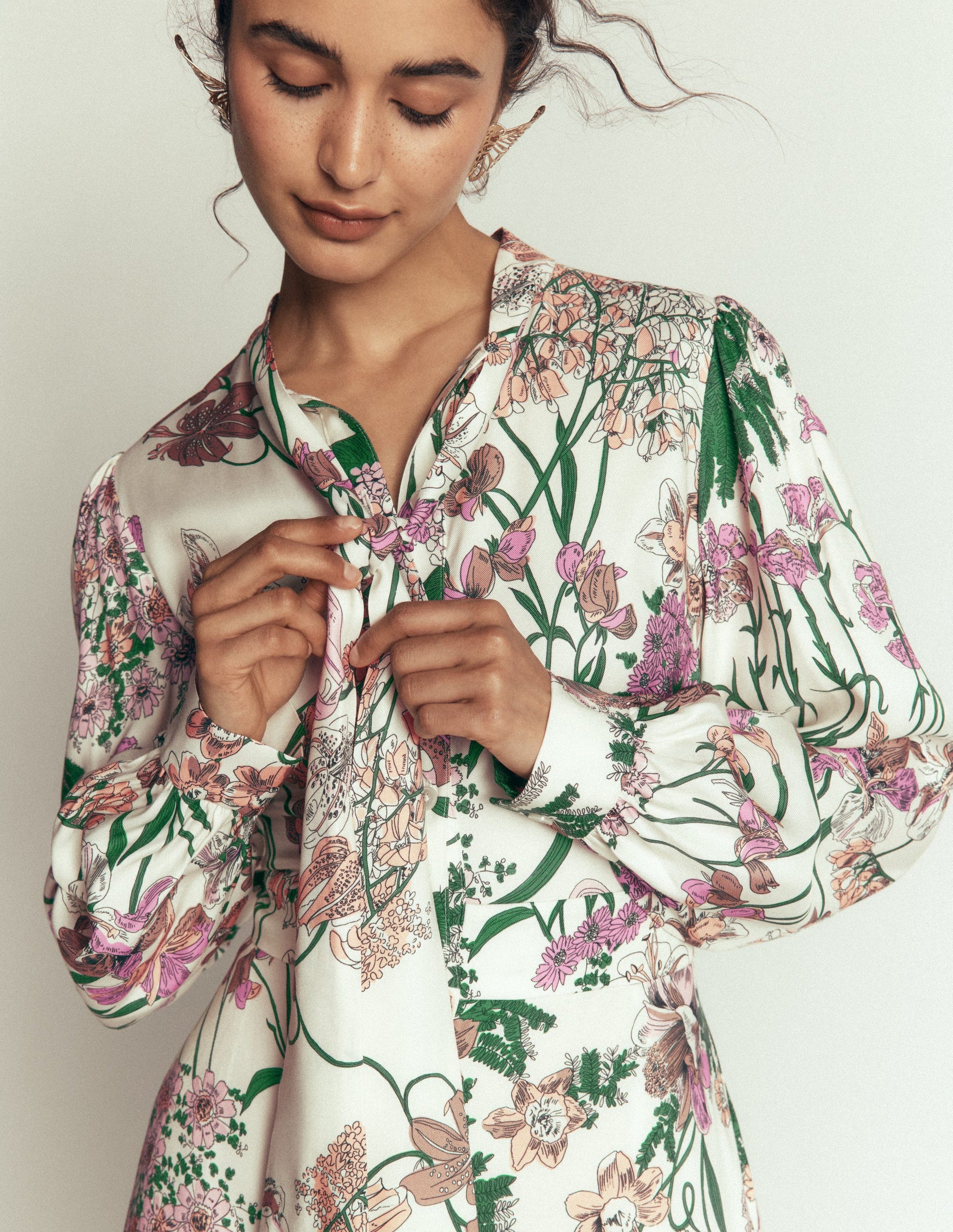 Hemdblusenkleid mit Schleifendetail-Naturweiß, Originelles Blumenmuster-2