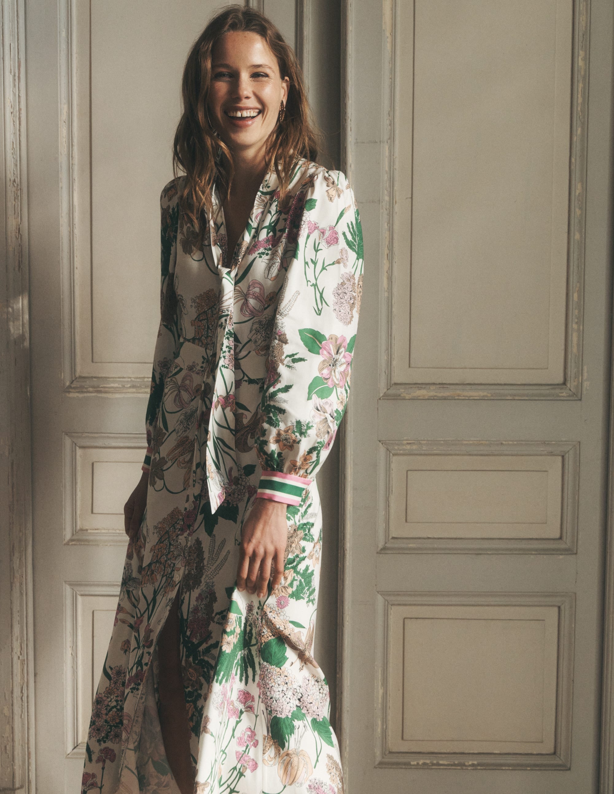 Hemdblusenkleid mit Schleifendetail-Naturweiß, Originelles Blumenmuster - Image 8
