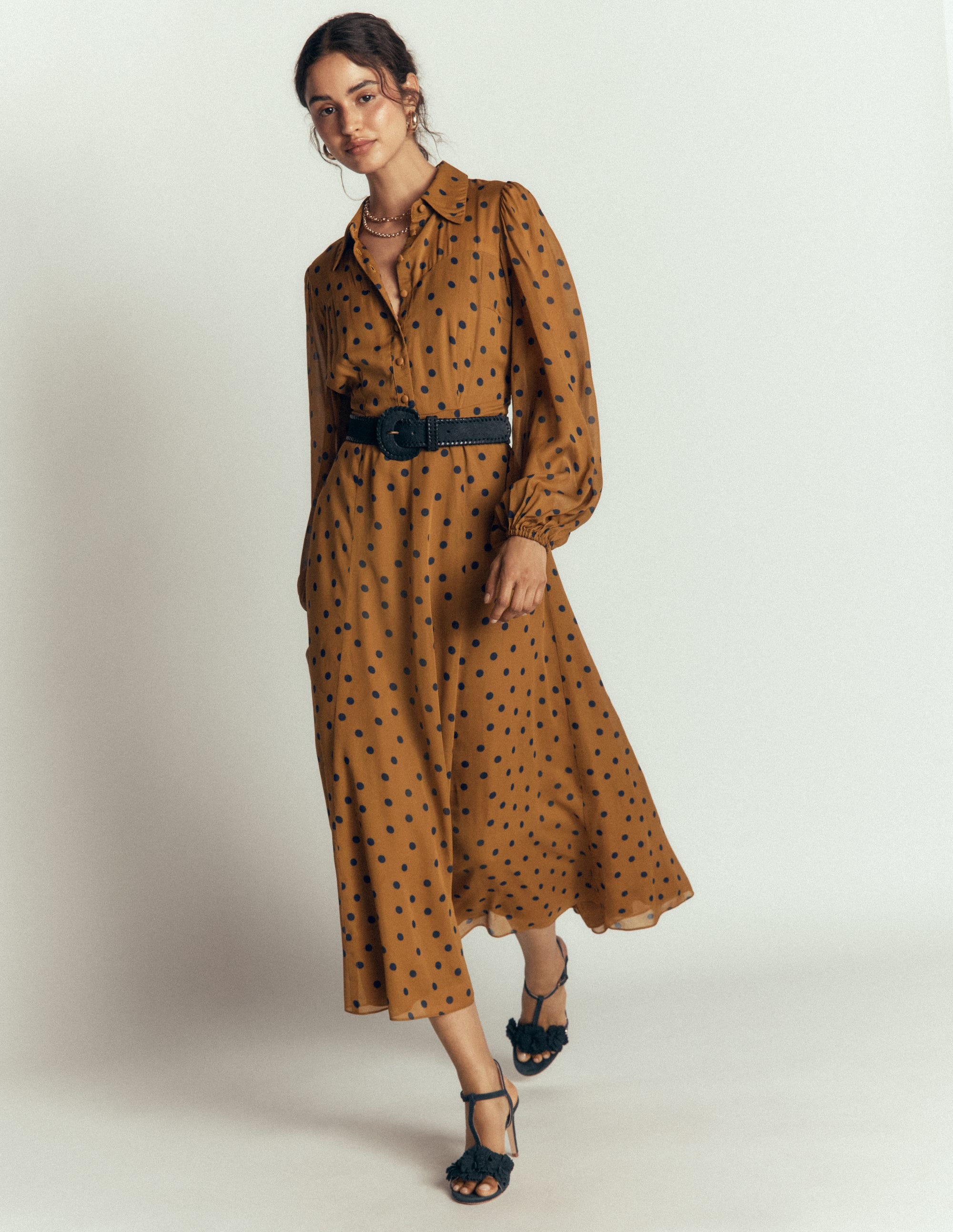 Hemdblusenkleid mit transparenter Passe-Gummi und Marineblau, Gemalte Tupfen - Image 1