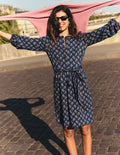 Adele Jerseykleid mit Gürtel-Schuluniform-Marineblau, Kleines Nelkenmuster