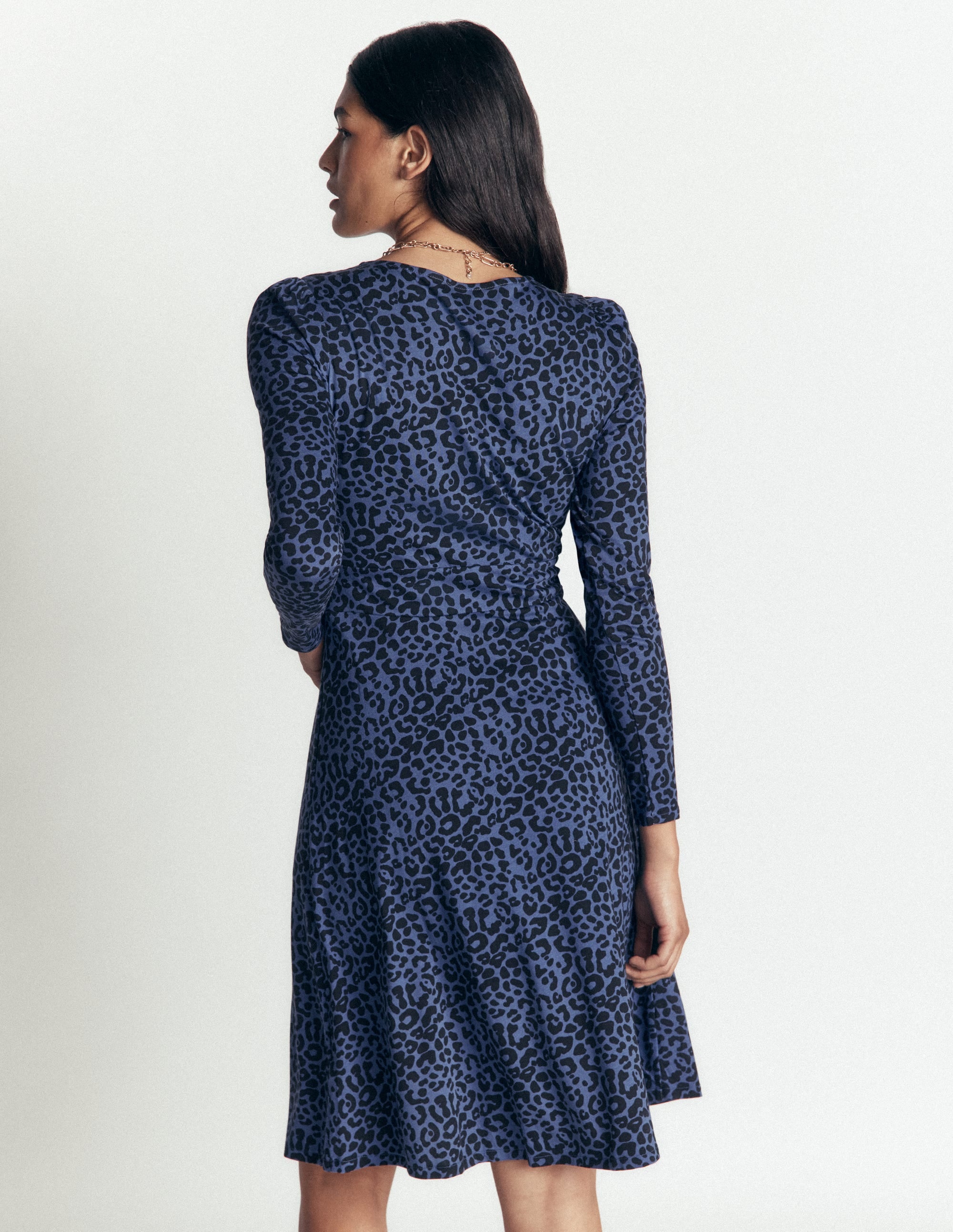 Briony Kurzes Jerseykleid-Sternzeichen-Violett, Leopardenmuster - Image 3