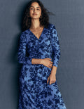 Jasmin Gerafftes Jerseykleid-Vergissmeinnicht, Bouquet-Brise