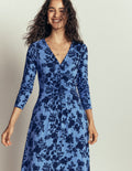 Jasmin Gerafftes Jerseykleid-Vergissmeinnicht, Bouquet-Brise